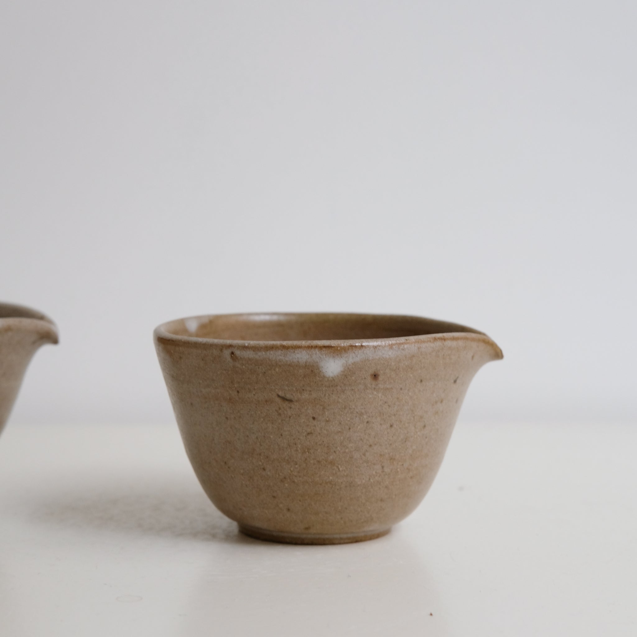 Verseuse M en grès 160ml - brun satiné de Yasashii chez Brutal Ceramics