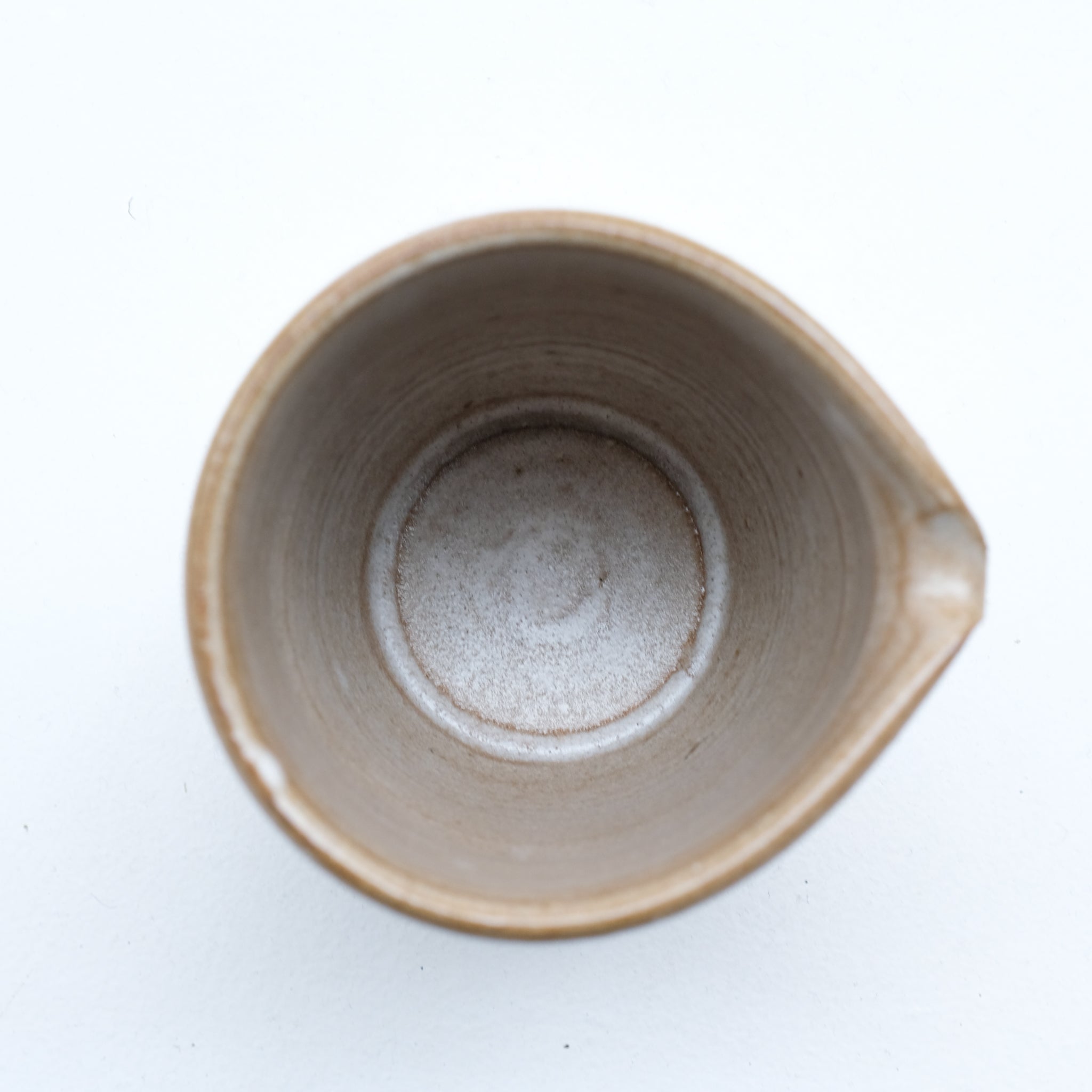 Pichet en grès 370ml - brun satiné de Yasashii chez Brutal Ceramics