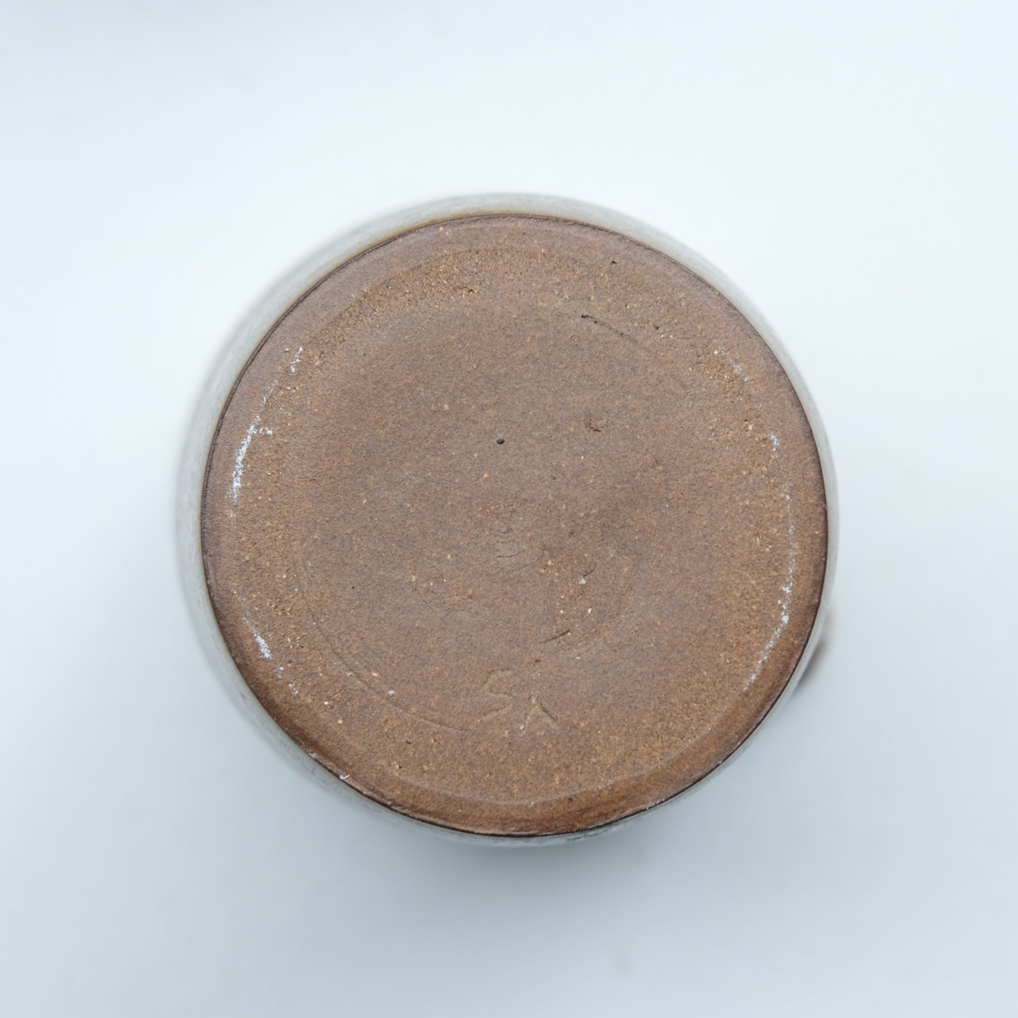 Pichet en grès 370ml - brun satiné de Yasashii chez Brutal Ceramics