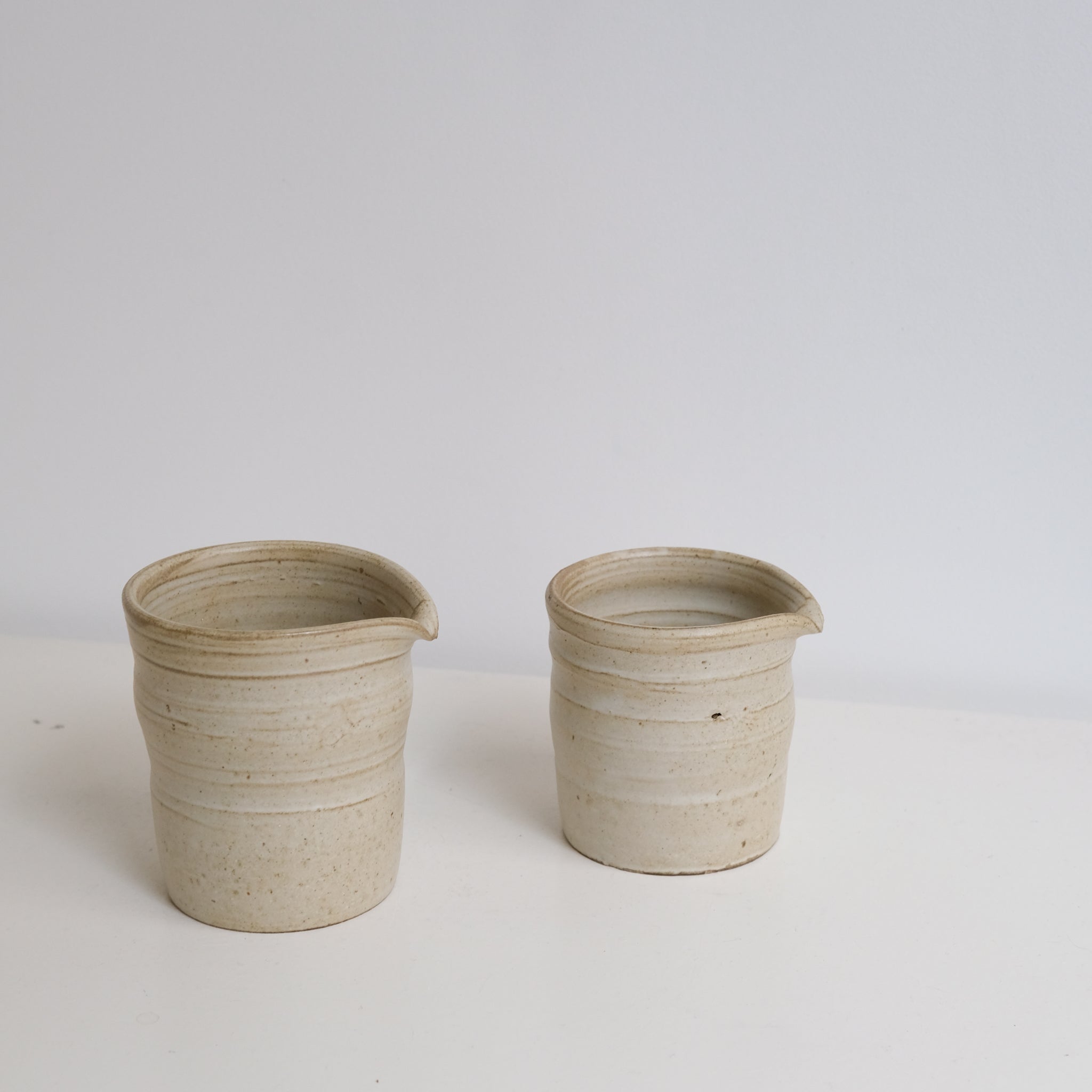 Pichet en grès 370ml - blanc mat de Yasashii chez Brutal Ceramics