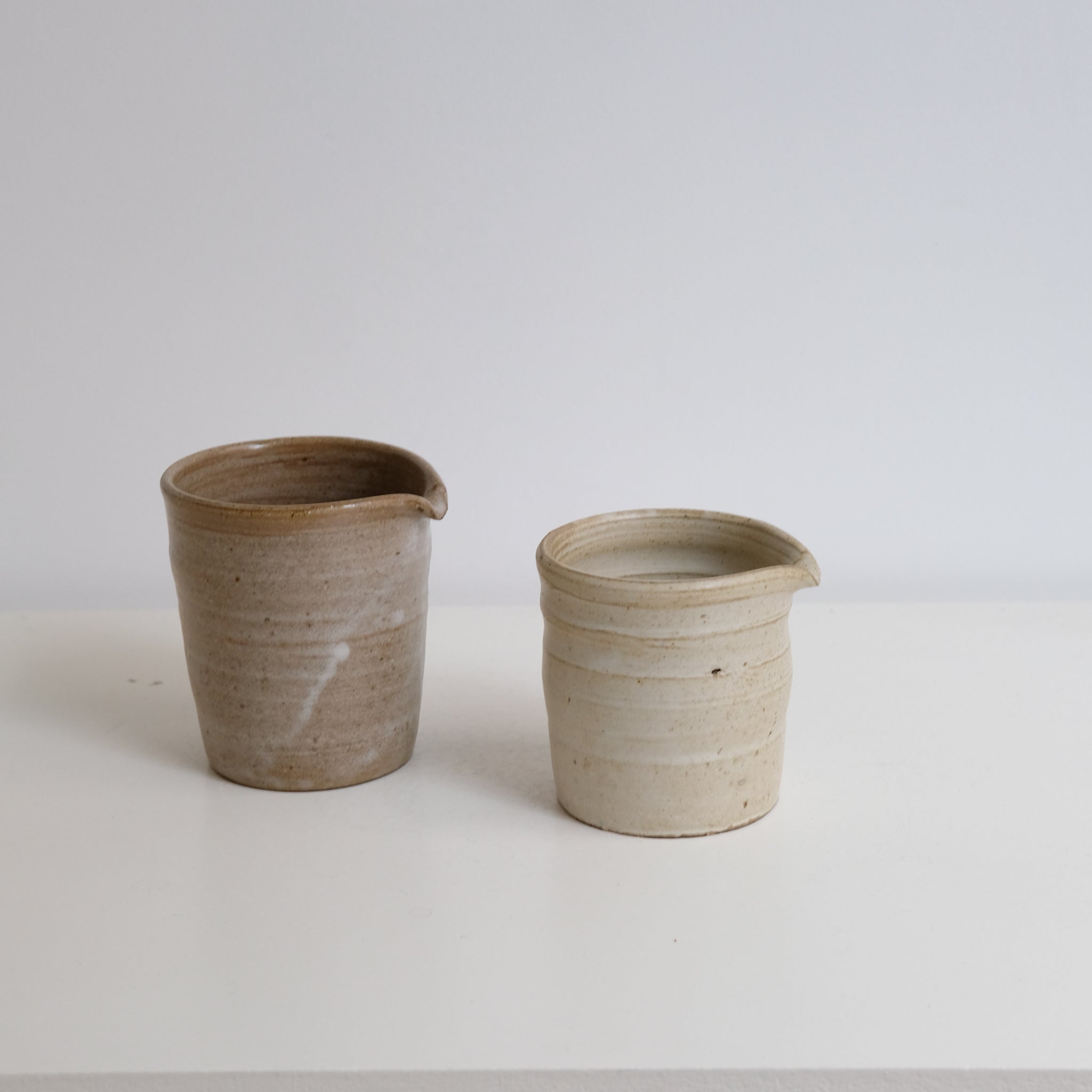 Pichet en grès 370ml - blanc mat de Yasashii chez Brutal Ceramics