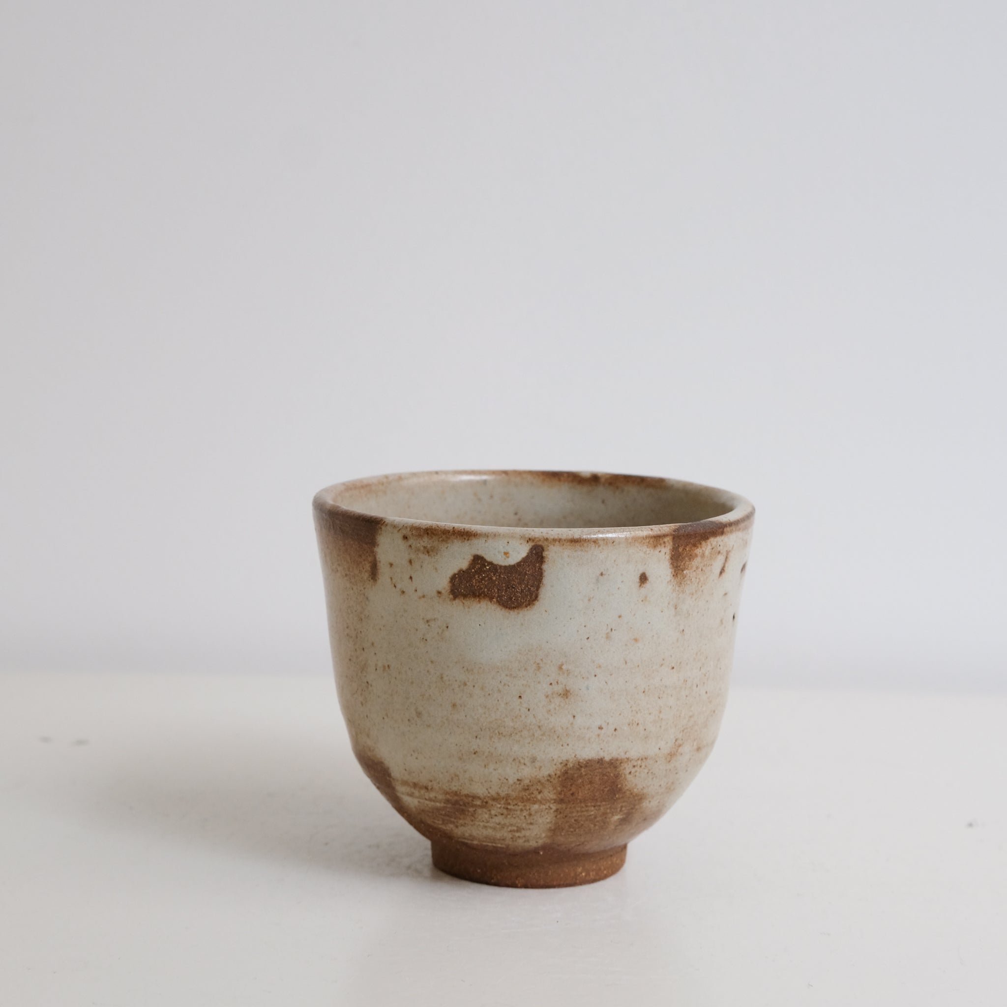 Tasse en grès 300ml - blanc et rouille de Yasashii chez Brutal Ceramics 