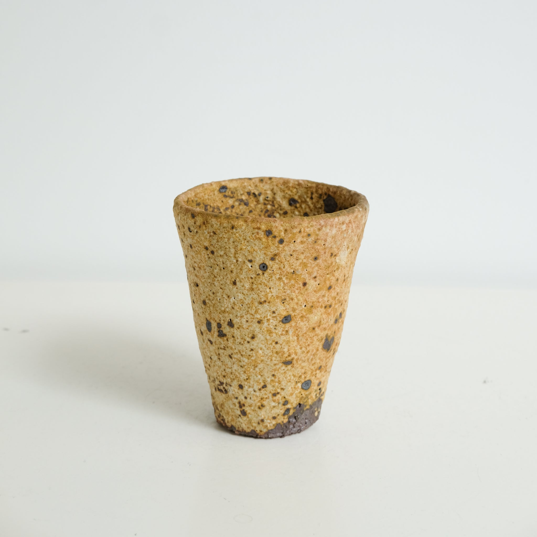 Tasse en terre locale 390ml cuisson feu / jaune mat de Benoit Audureau chez Brutal Ceramics