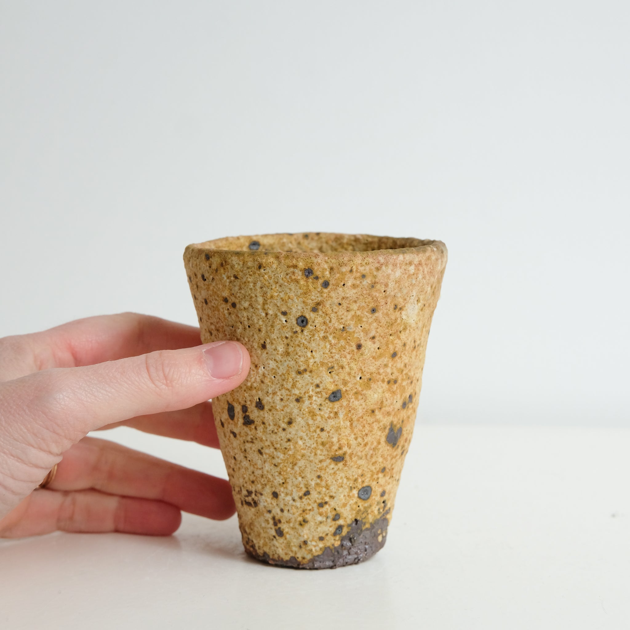 Tasse en terre locale 390ml cuisson feu / jaune mat de Benoit Audureau chez Brutal Ceramics