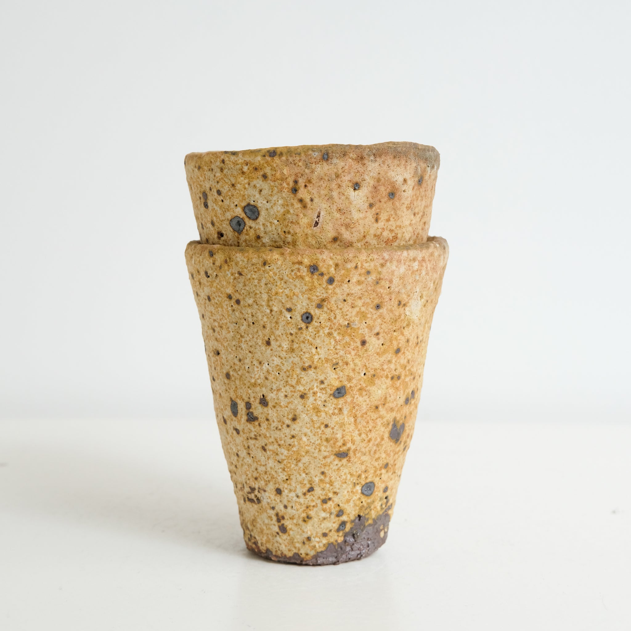 Tasse en terre locale 390ml cuisson feu / jaune mat de Benoit Audureau chez Brutal Ceramics