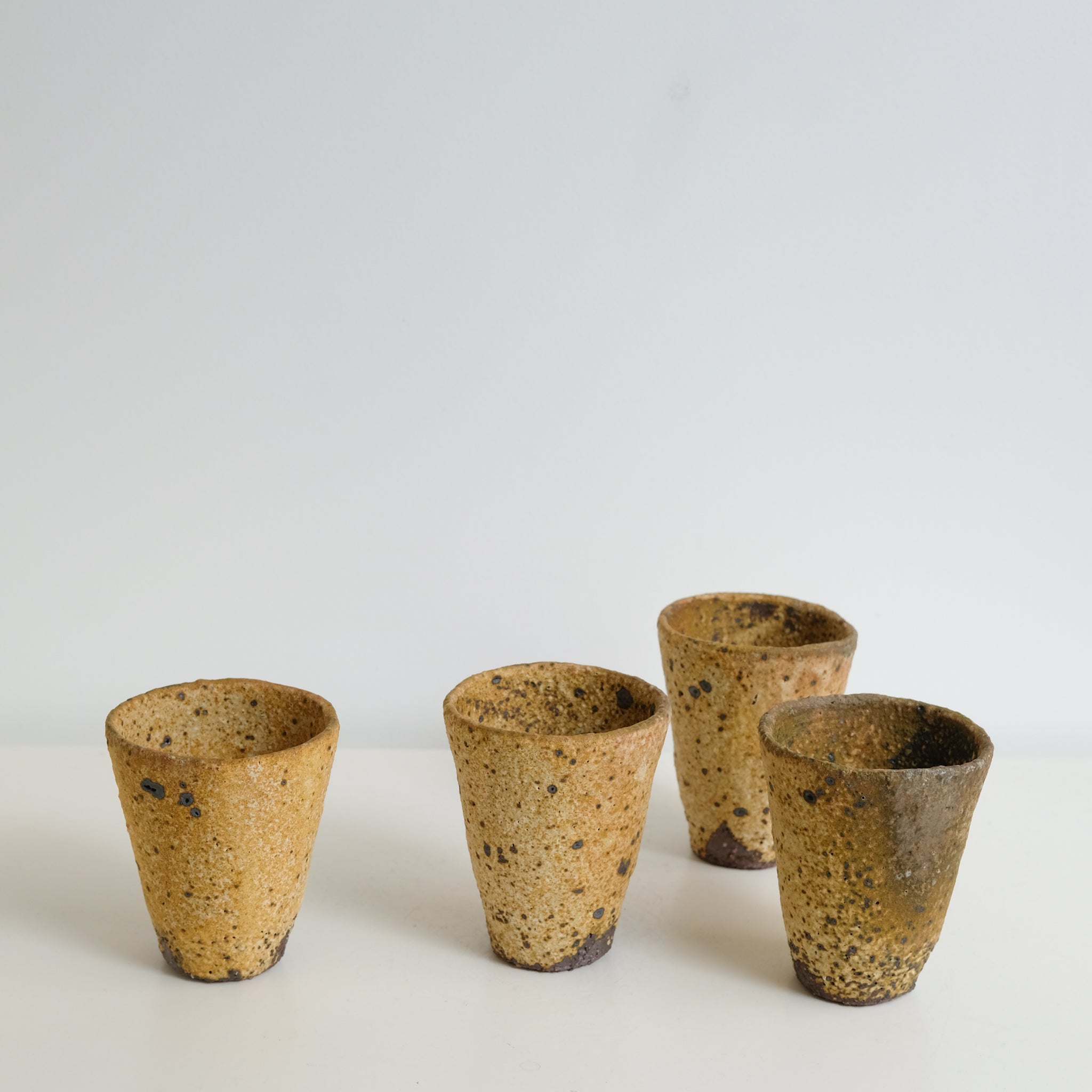 Tasse en terre locale 390ml cuisson feu / jaune mat de Benoit Audureau chez Brutal Ceramics