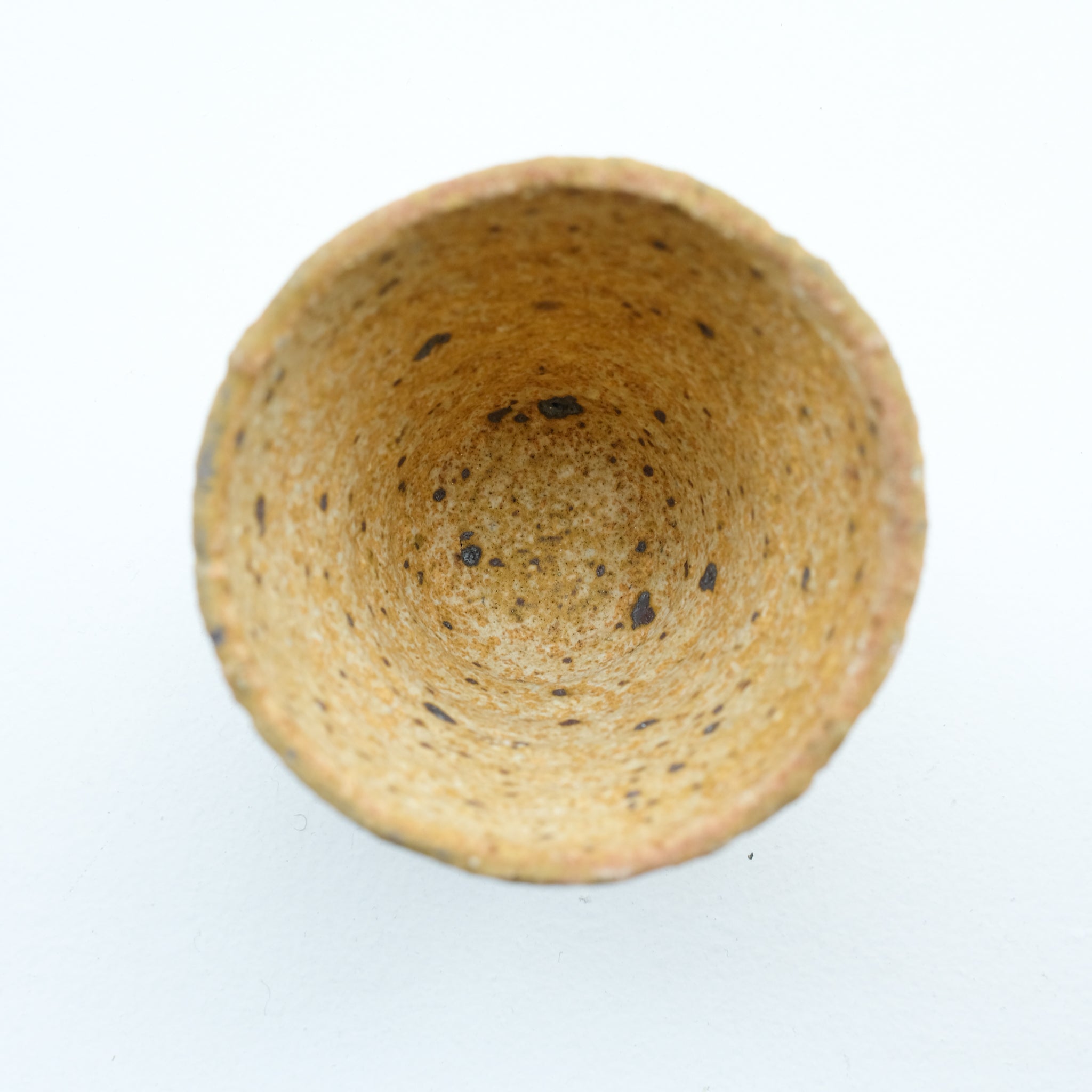 Tasse en terre locale 390ml cuisson feu / jaune mat de Benoit Audureau chez Brutal Ceramics