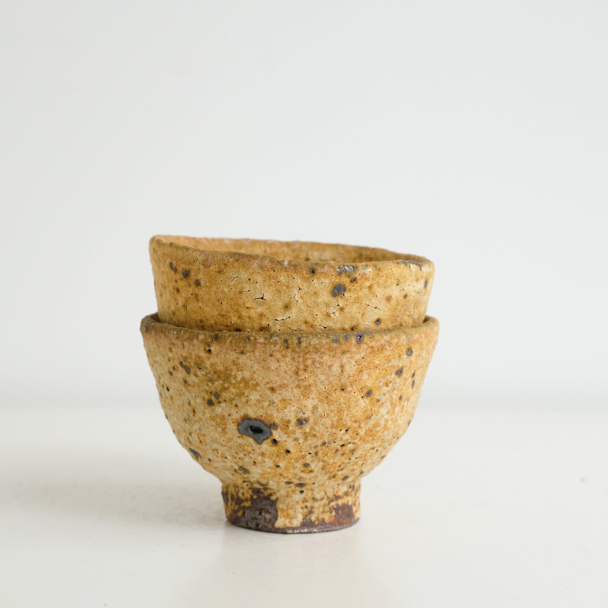 Tasse en terre locale 125ml cuisson feu / jaune mat de Benoit Audureau chez Brutal Ceramics