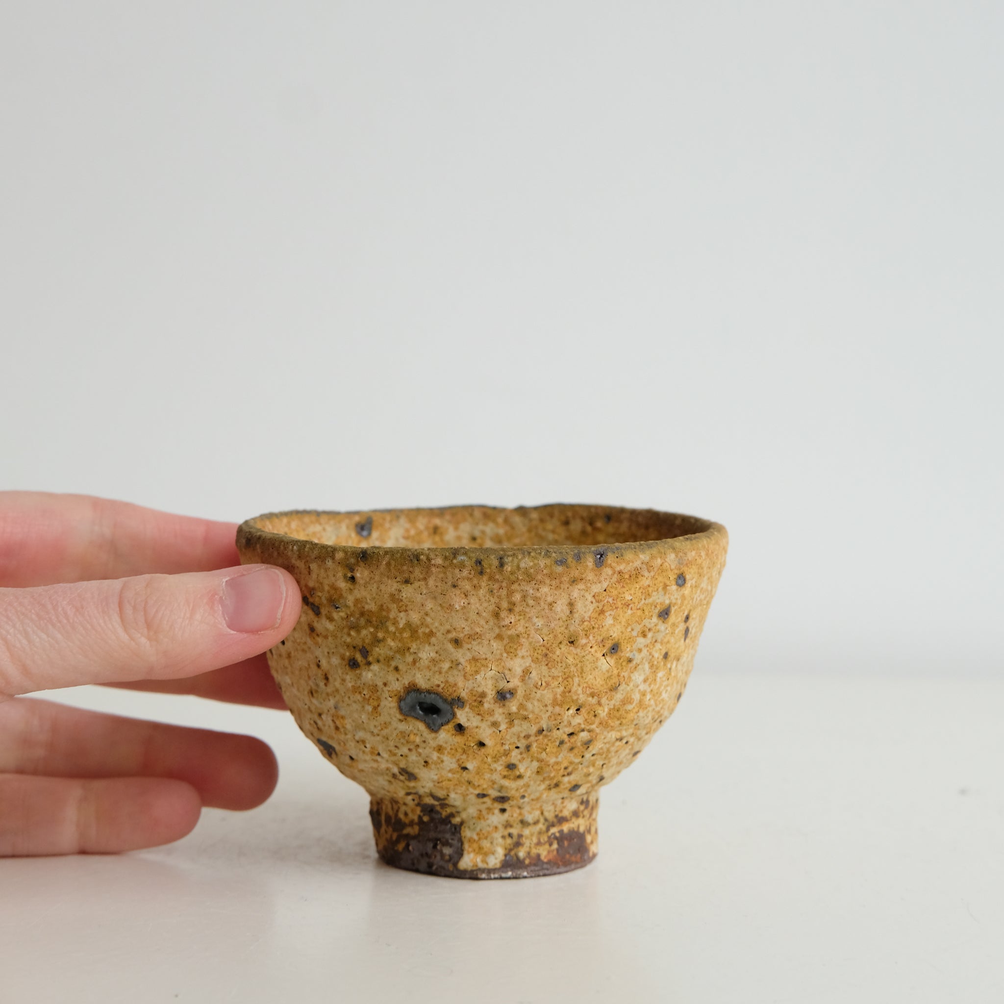 Tasse en terre locale 125ml cuisson feu / jaune mat de Benoit Audureau chez Brutal Ceramics