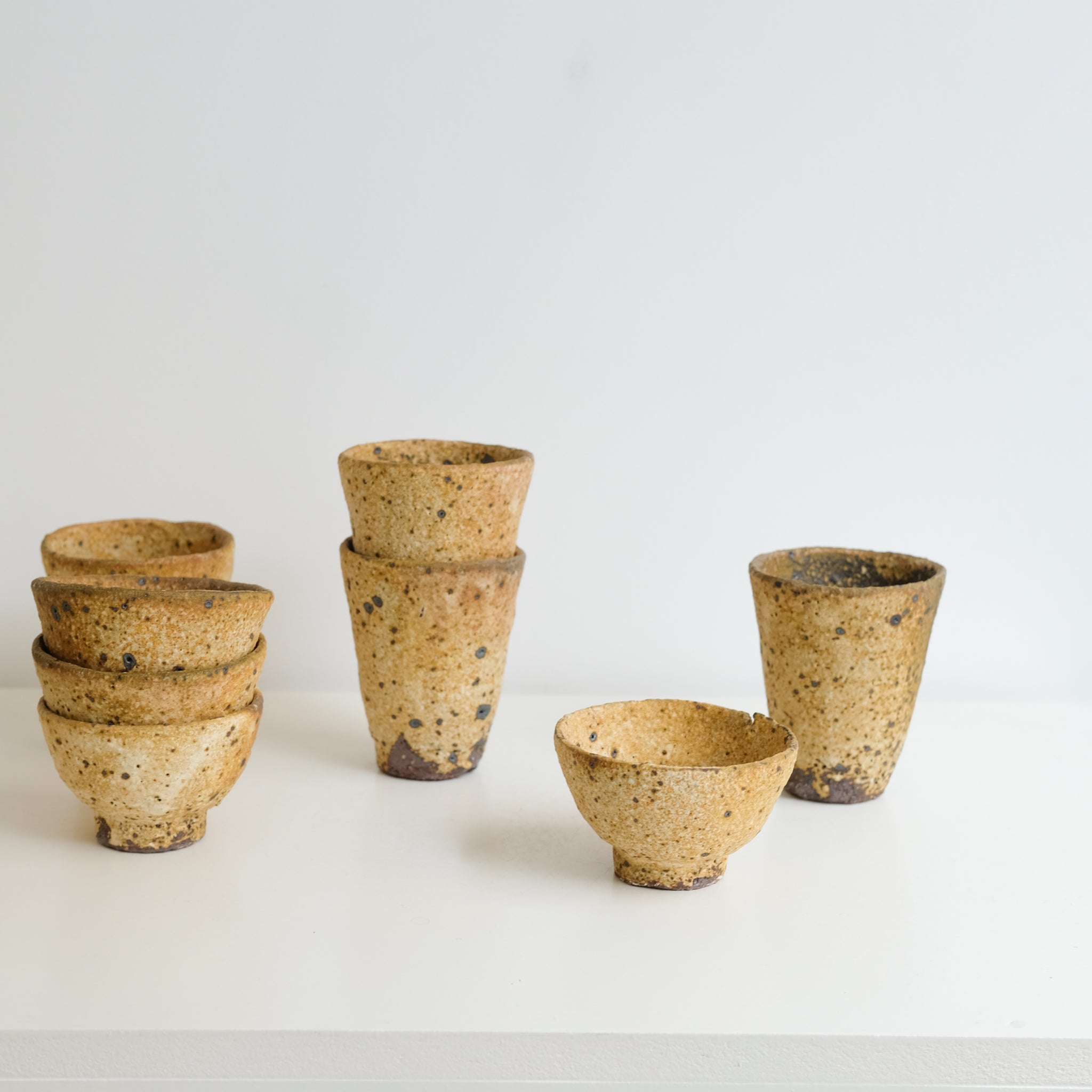 Tasse en terre locale 125ml cuisson feu / jaune mat de Benoit Audureau chez Brutal Ceramics
