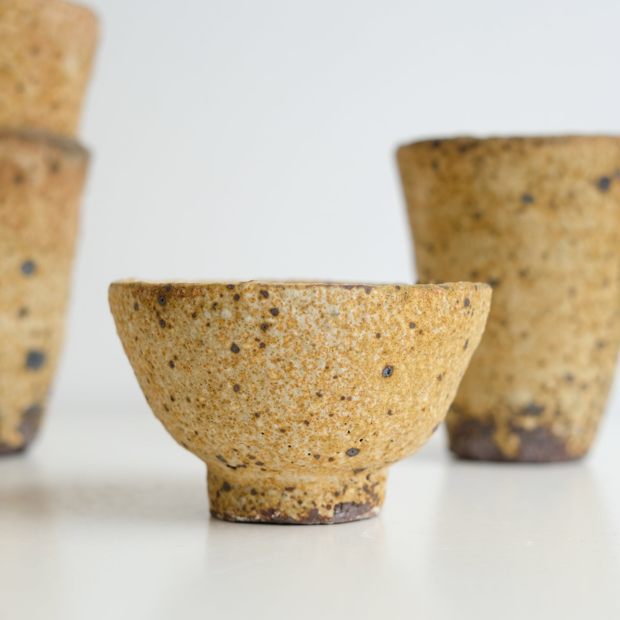 Tasse en terre locale 125ml cuisson feu / jaune mat de Benoit Audureau chez Brutal Ceramics