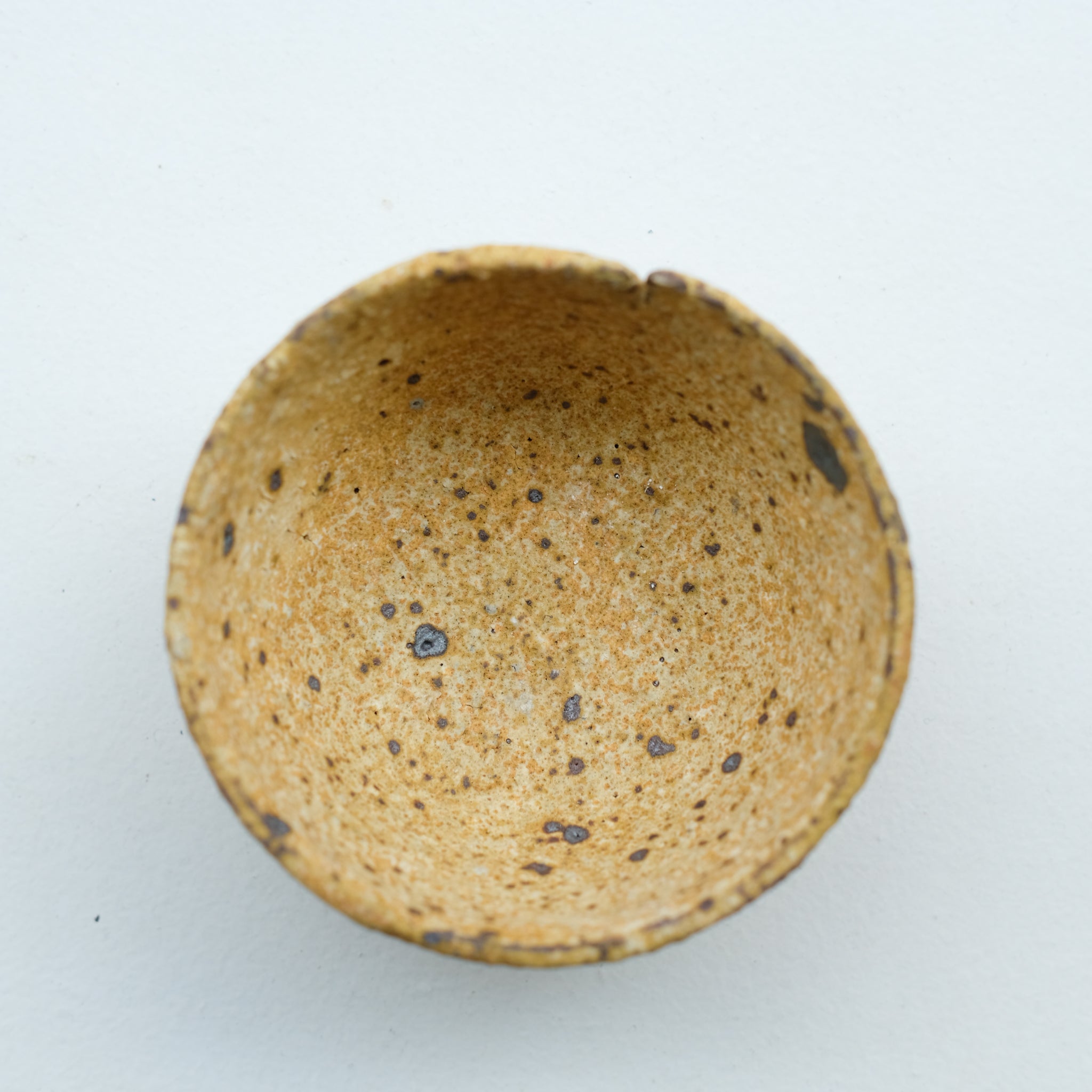Tasse en terre locale 125ml cuisson feu / jaune mat de Benoit Audureau chez Brutal Ceramics