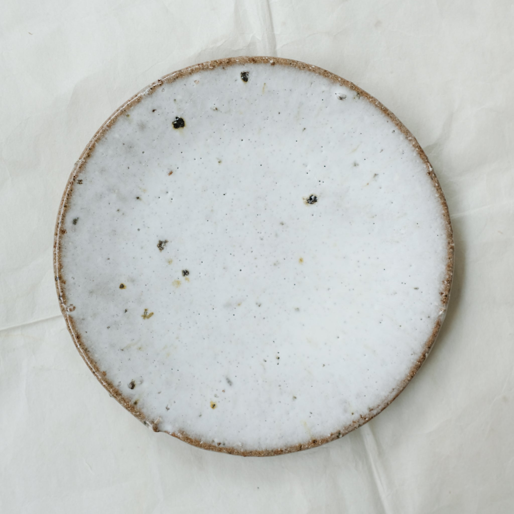 Assiette en terre d'Aizenay D 21cm / Blanc satiné texturé de Benoit Audureau chez Brutal Ceramics