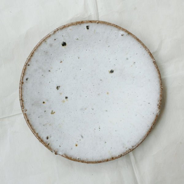 Assiette en terre d'Aizenay D 21cm / Blanc satiné texturé de Benoit Audureau chez Brutal Ceramics