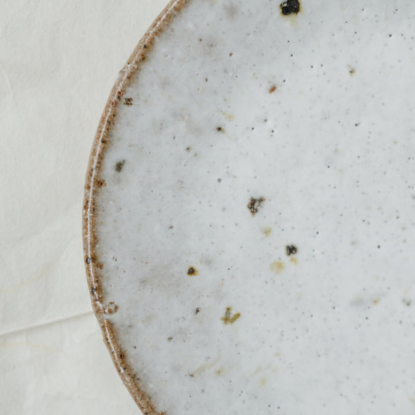 Assiette en terre d'Aizenay D 21cm / Blanc satiné texturé de Benoit Audureau chez Brutal Ceramics