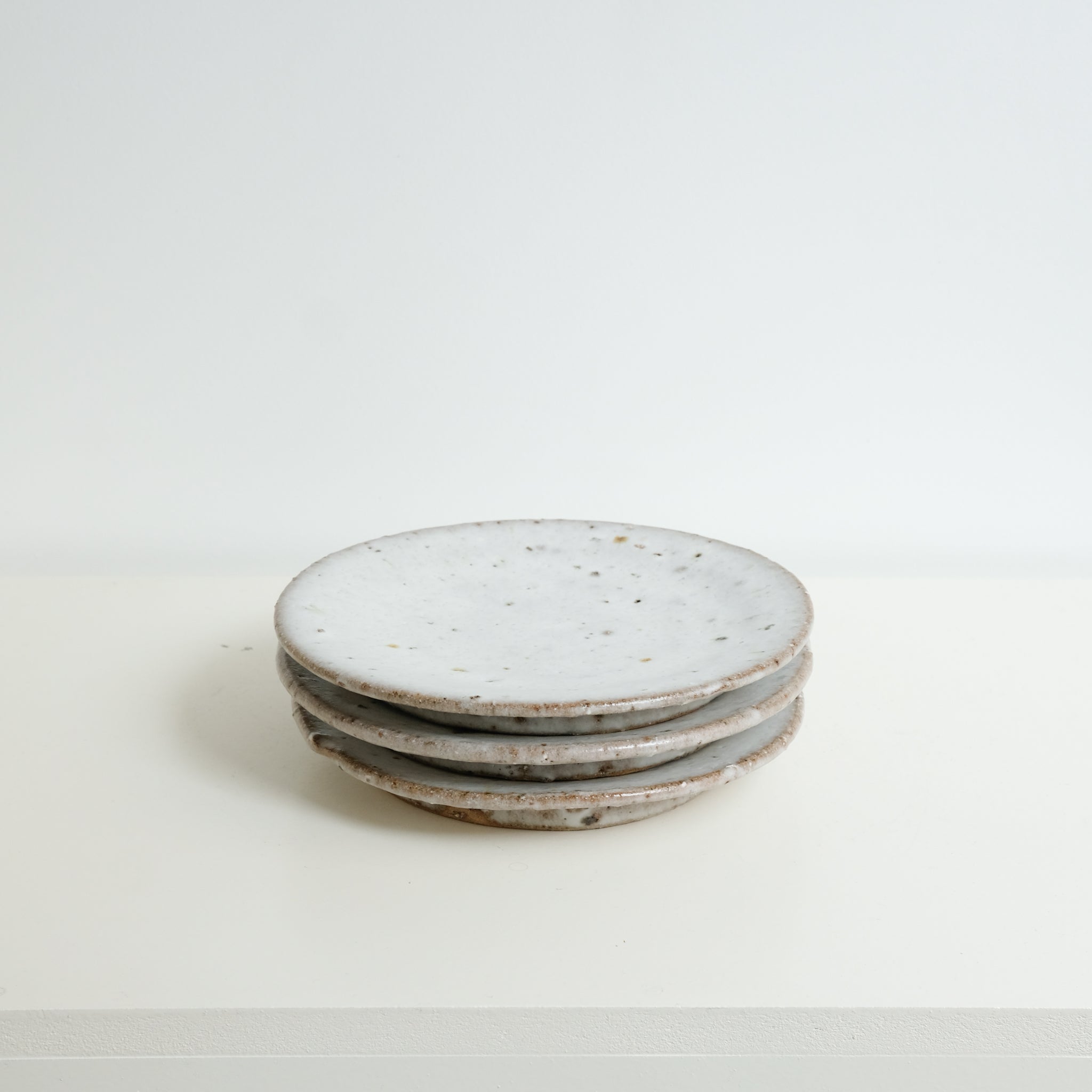 Assiette en terre d'Aizenay D 21cm / Blanc satiné texturé de Benoit Audureau chez Brutal Ceramics