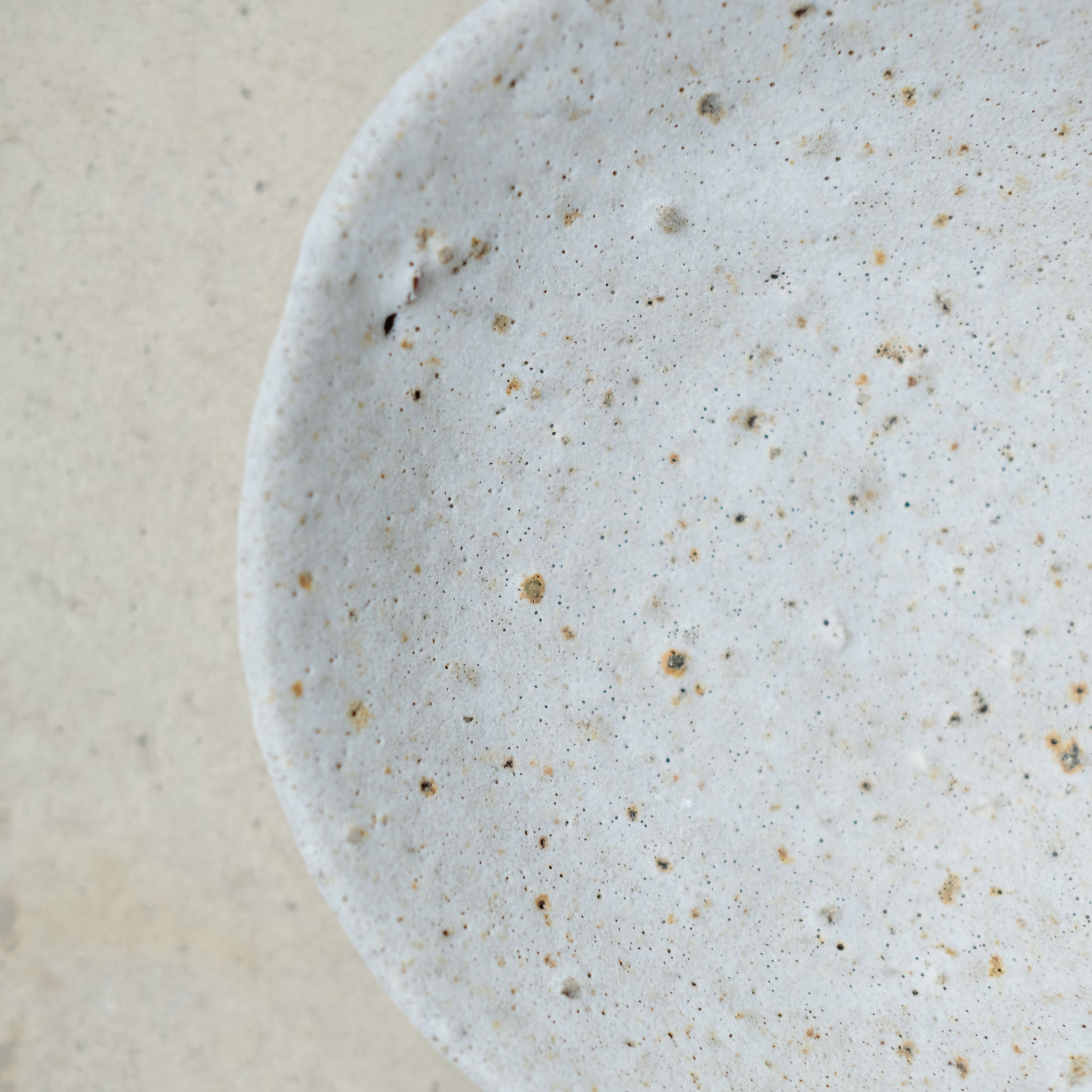 Assiette Moon par le céramiste Benoit Audureau chez Brutal Ceramics