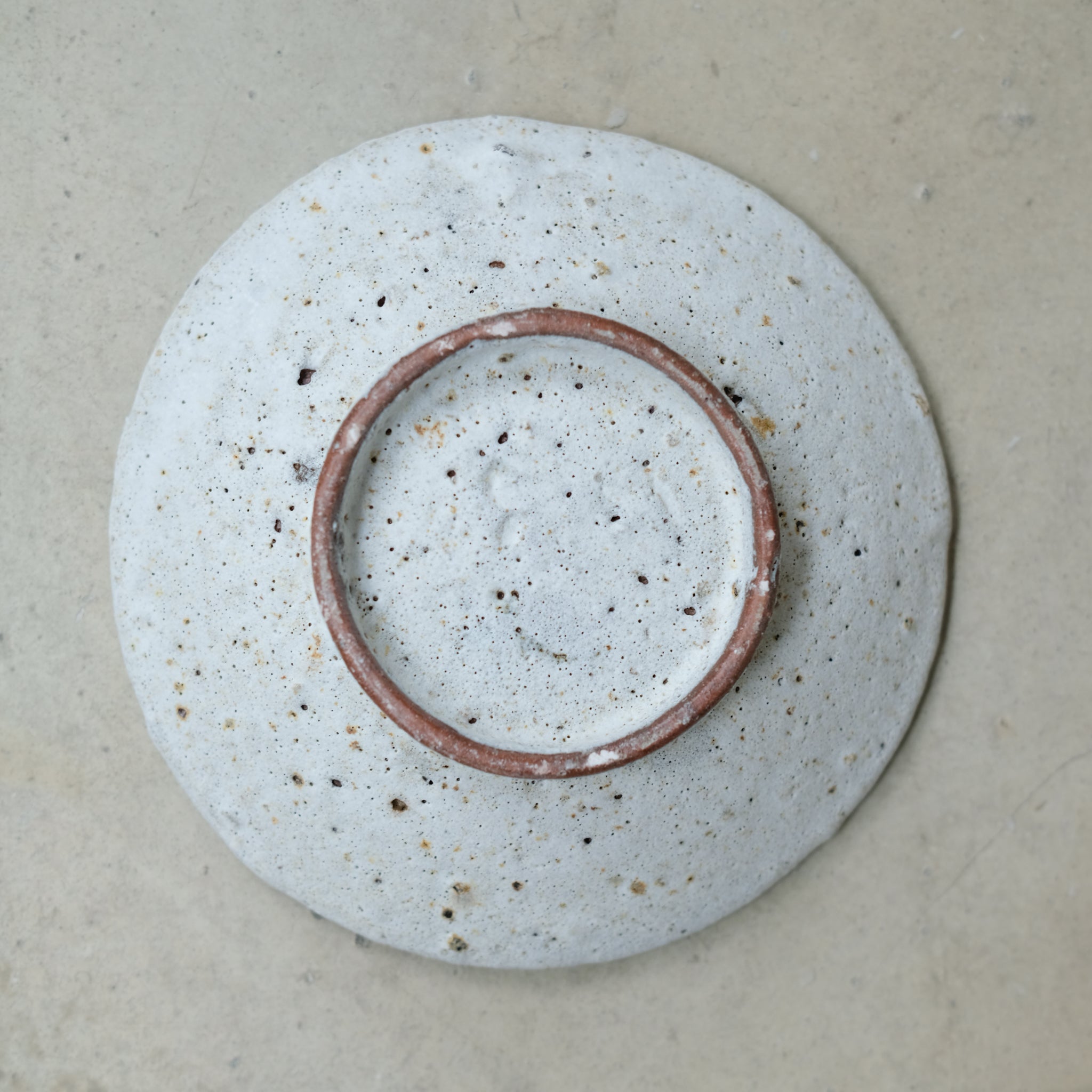 Assiette Moon par le céramiste Benoit Audureau chez Brutal Ceramics