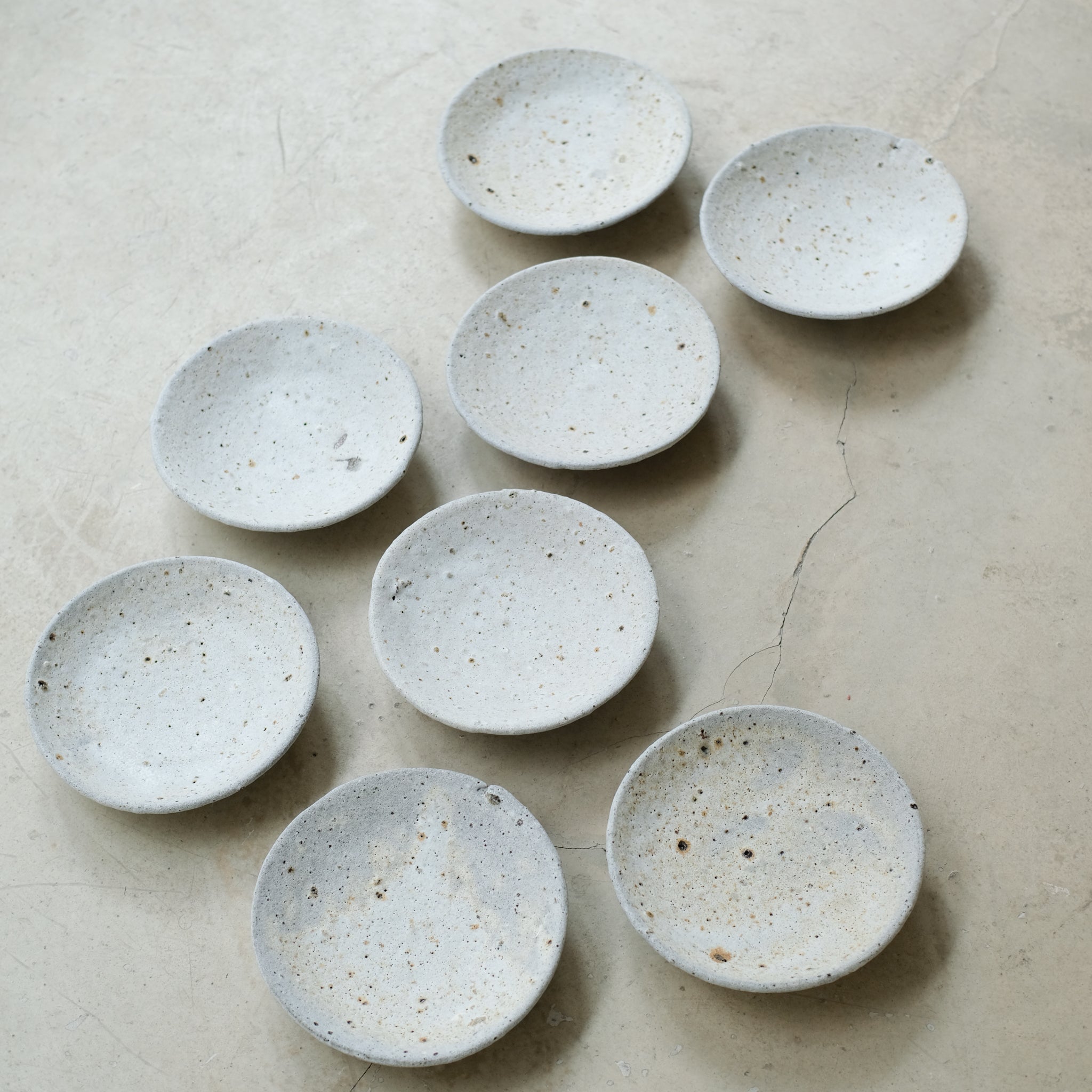 Assiette Moon par le céramiste Benoit Audureau chez Brutal Ceramics
