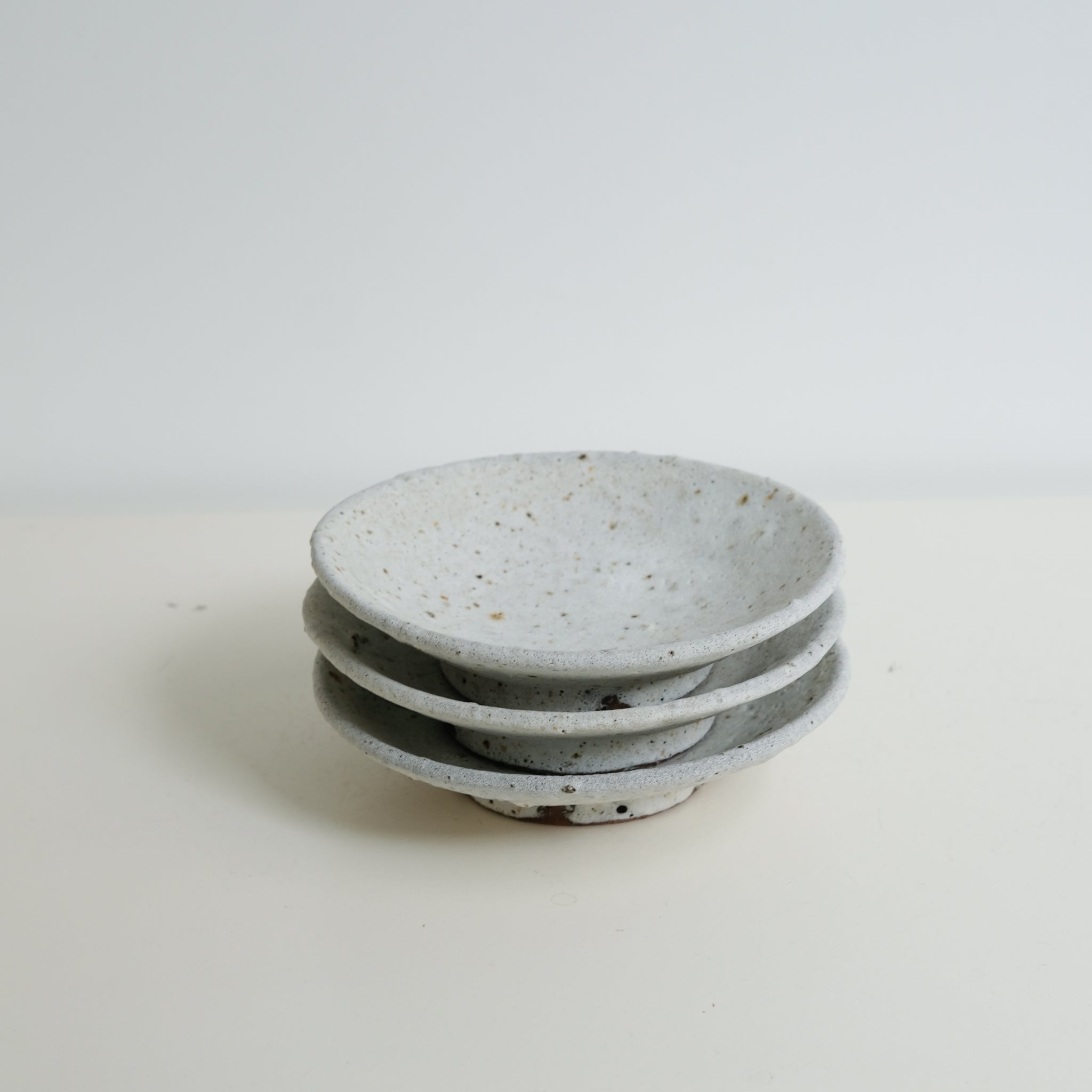 Assiette Moon par le céramiste Benoit Audureau chez Brutal Ceramics