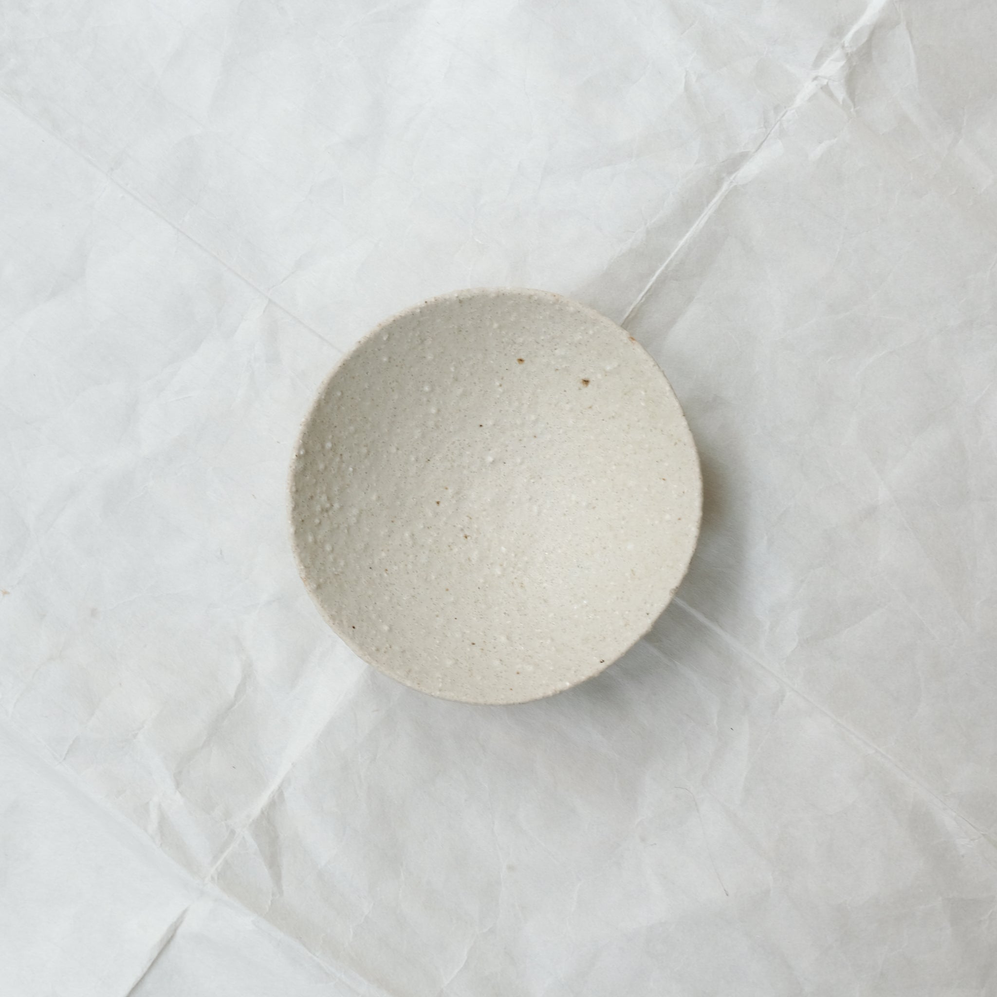 Assiette creuse en terre locale  D 18cm / Gris vert de Benoit Audureau chez Brutal Ceramics