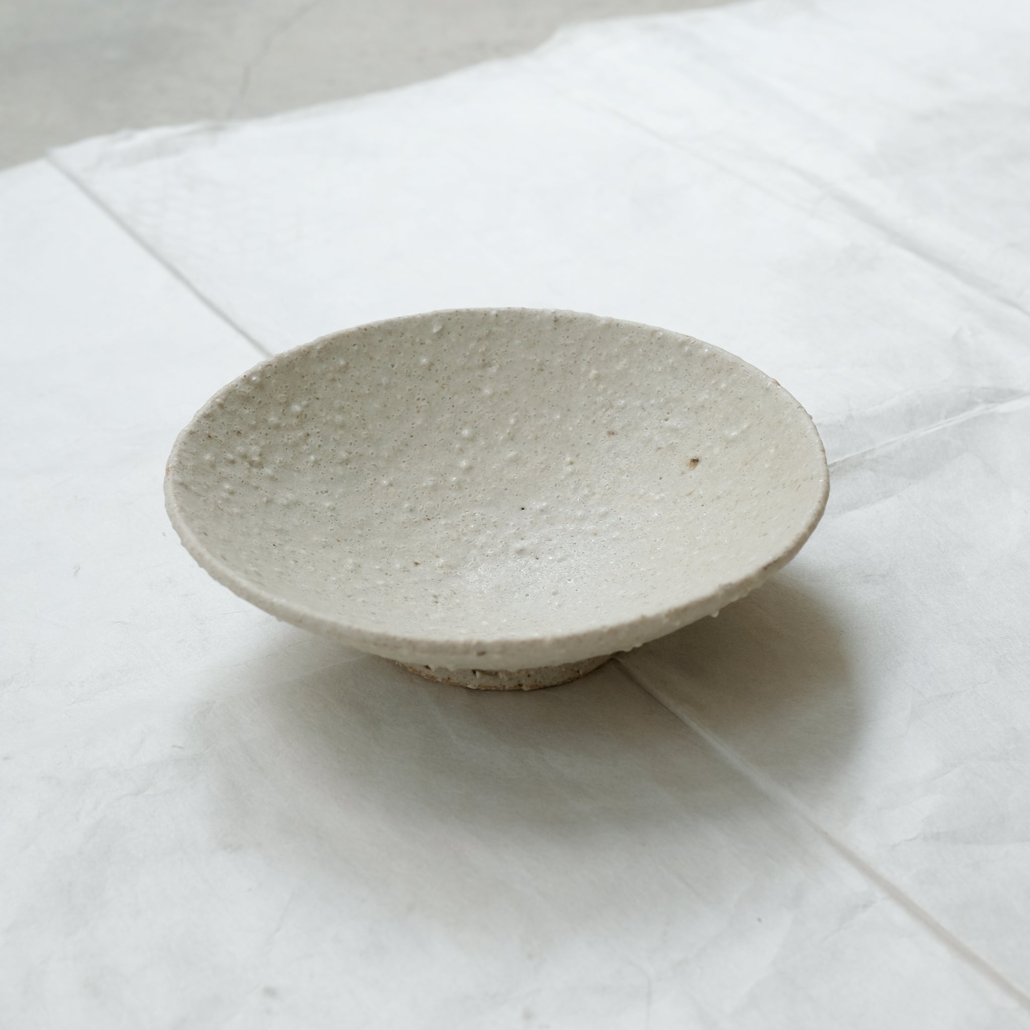 Assiette creuse en terre locale  D 18cm / Gris vert de Benoit Audureau chez Brutal Ceramics
