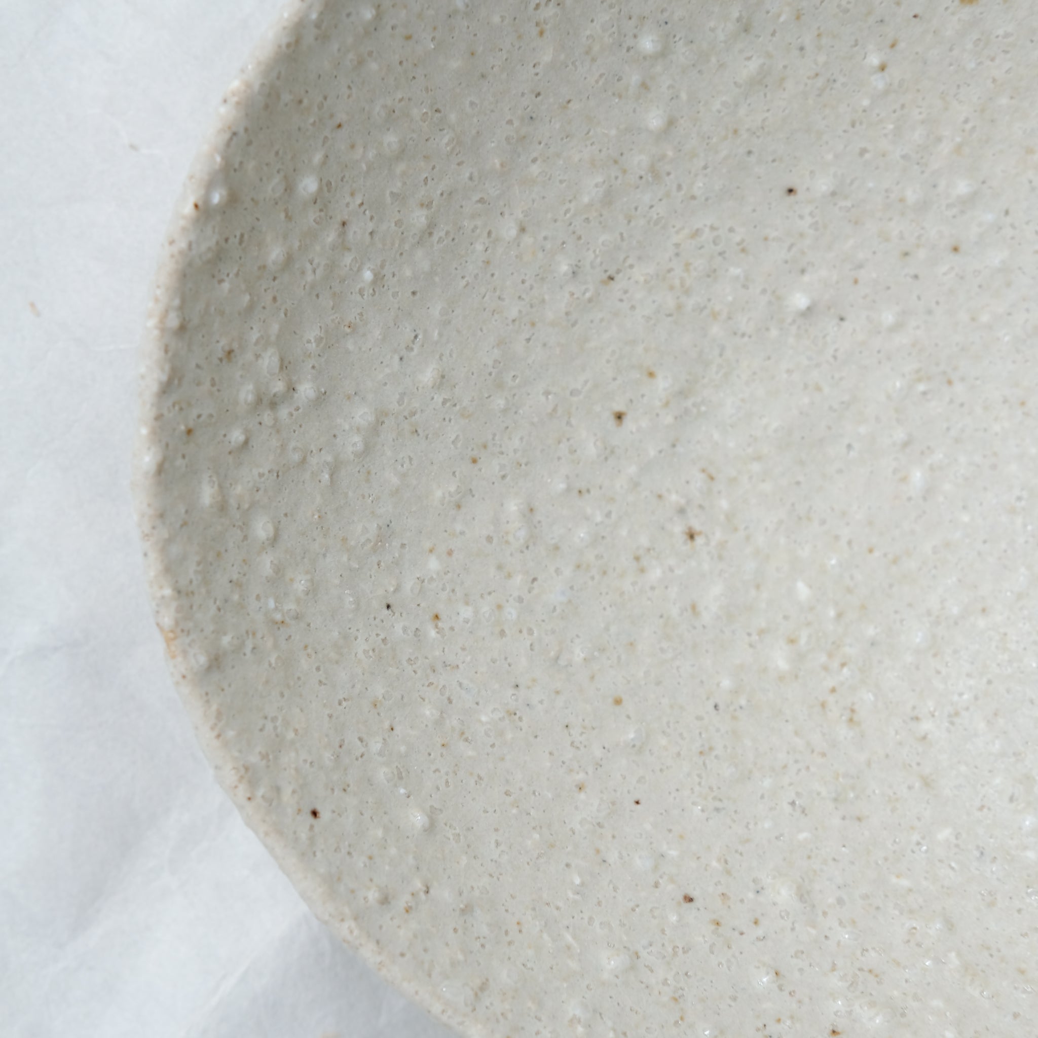 Assiette creuse en terre locale  D 18cm / Gris vert de Benoit Audureau chez Brutal Ceramics
