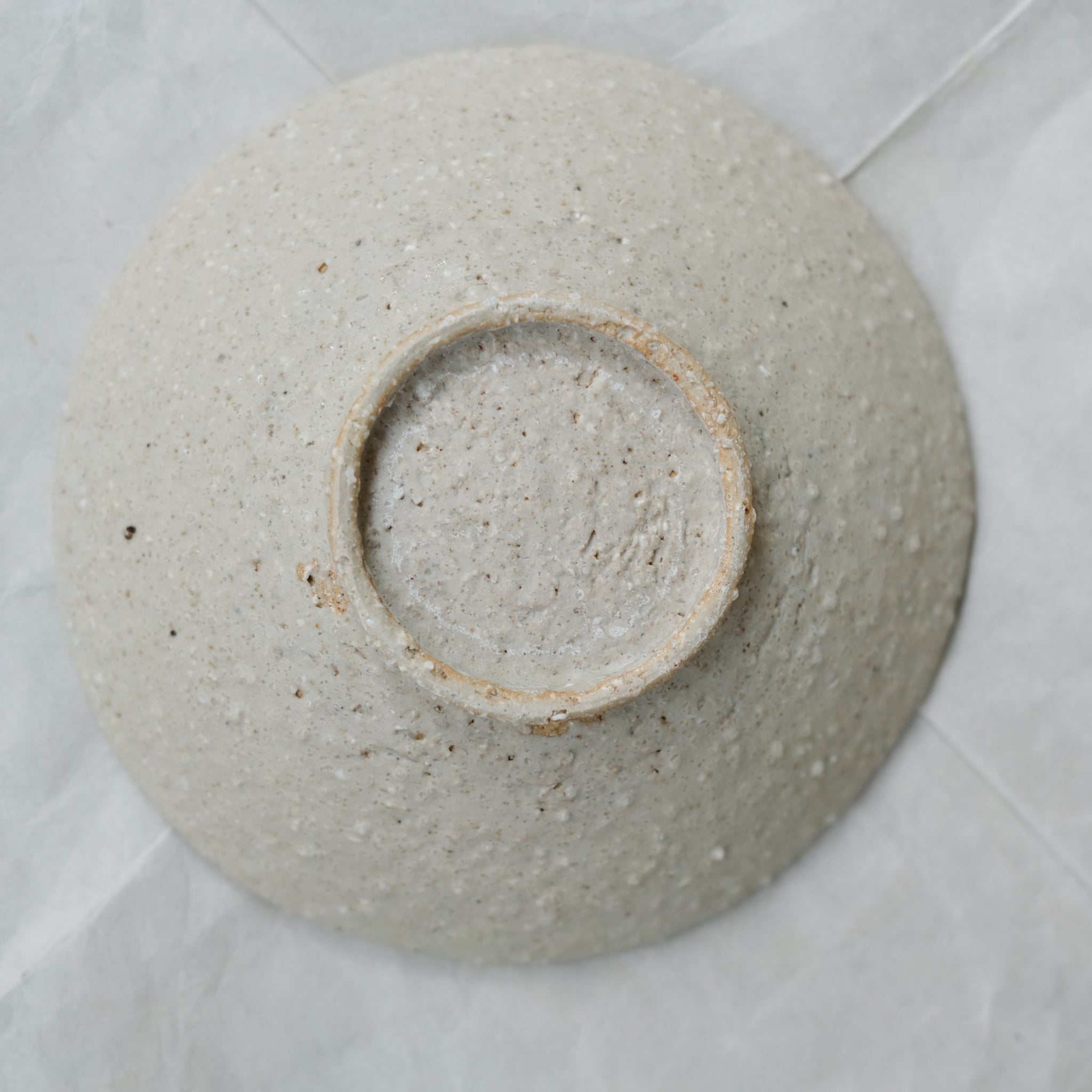 Assiette creuse en terre locale  D 18cm / Gris vert de Benoit Audureau chez Brutal Ceramics