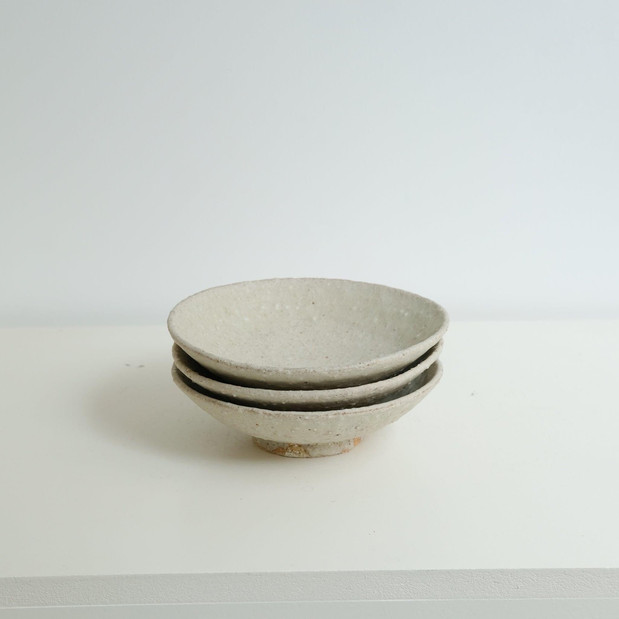 Assiette creuse en terre locale  D 18cm / Gris vert de Benoit Audureau chez Brutal Ceramics