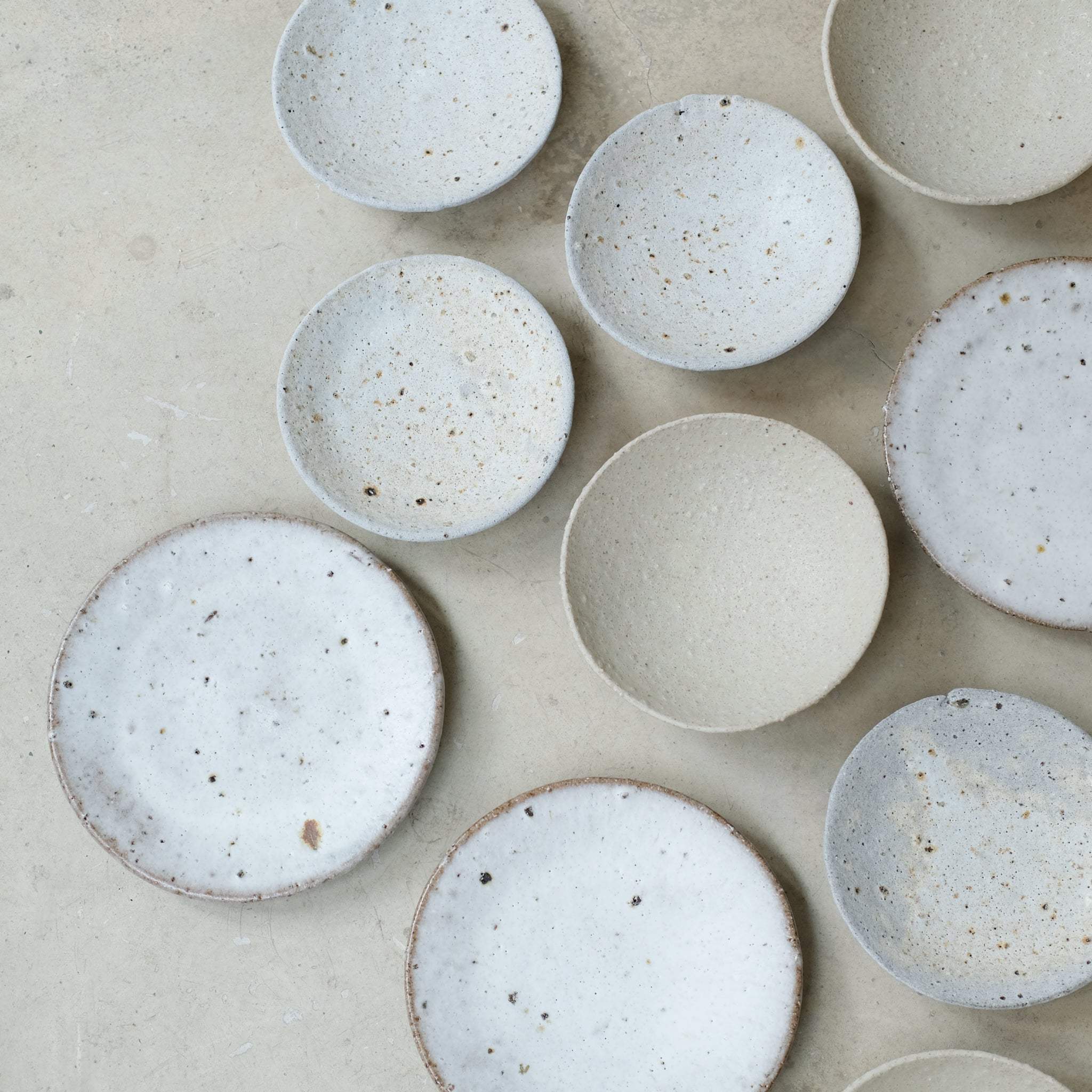 Assiette en terre d'Aizenay D 21cm / Blanc satiné texturé de Benoit Audureau chez Brutal Ceramics
