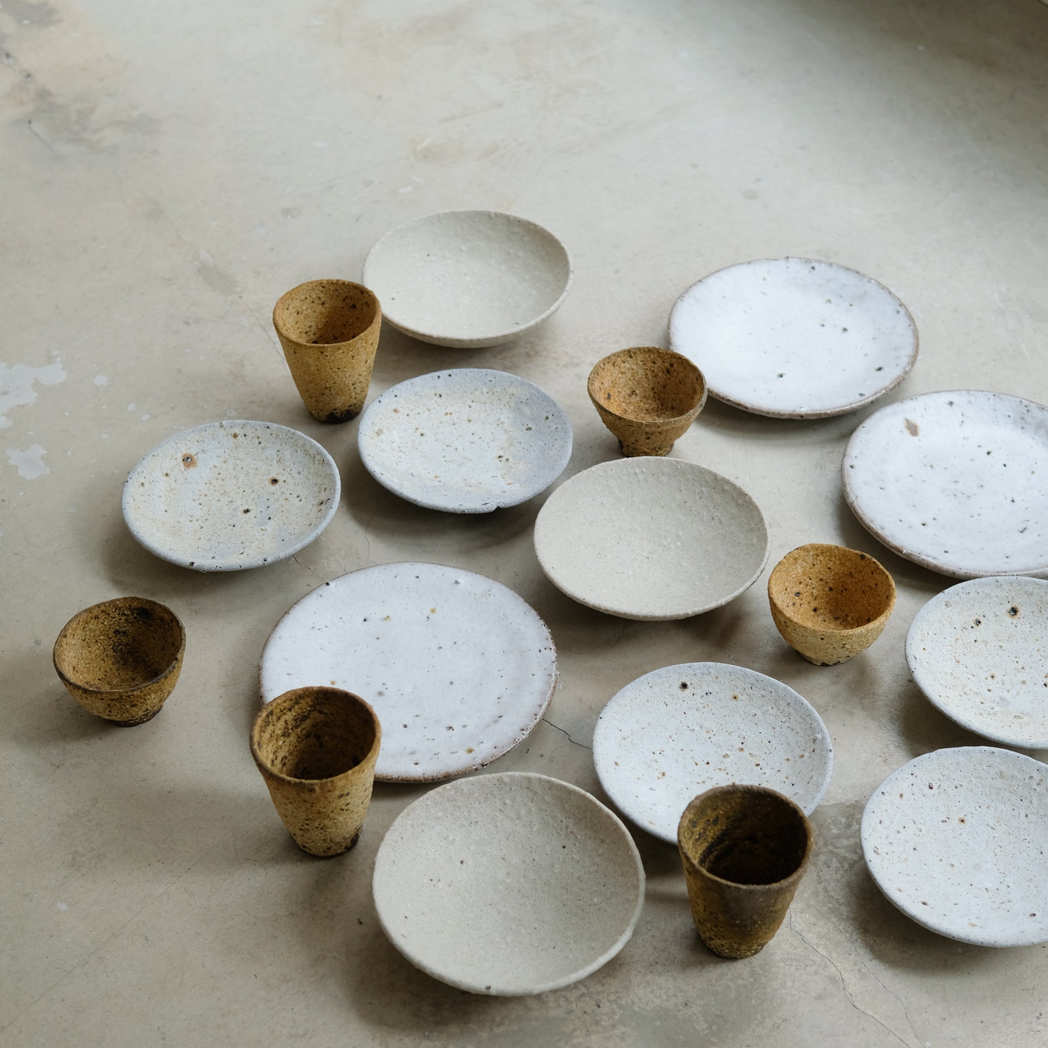 Assiette en terre d'Aizenay D 21cm / Blanc satiné texturé de Benoit Audureau chez Brutal Ceramics