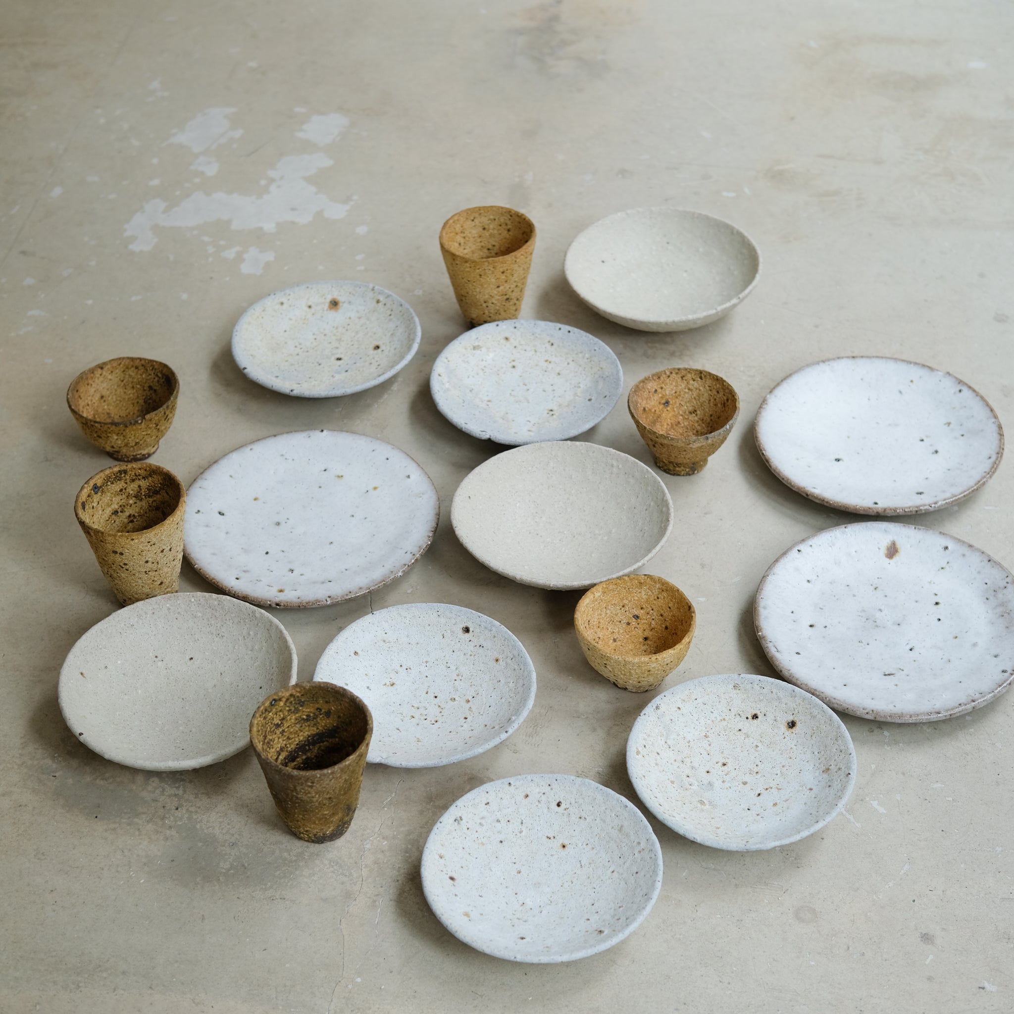 Assiette creuse en terre locale  D 18cm / Gris vert de Benoit Audureau chez Brutal Ceramics