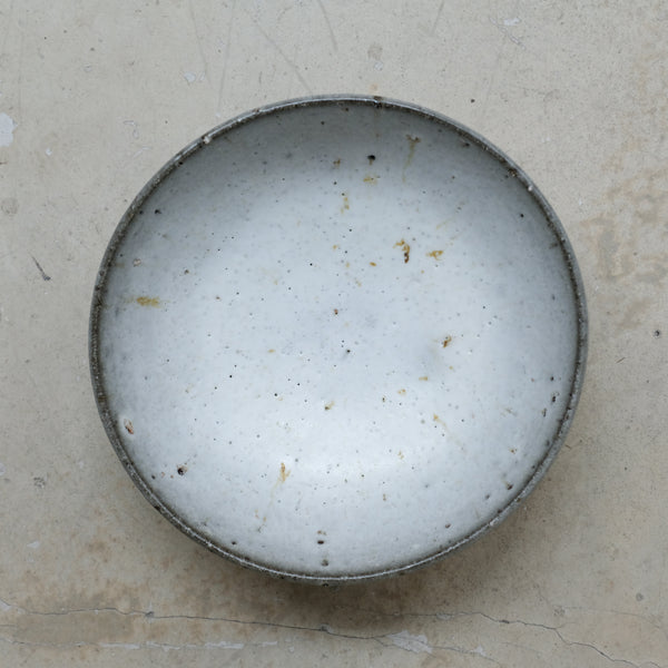 Bol en terre du Fuilet D 18cm - Blanc gris tacheté de Benoit Audureau chez Brutal Ceramics