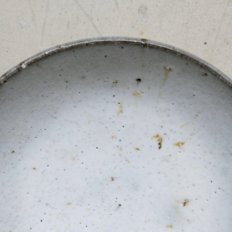 Bol en terre du Fuilet D 18cm - Blanc gris tacheté de Benoit Audureau chez Brutal Ceramics