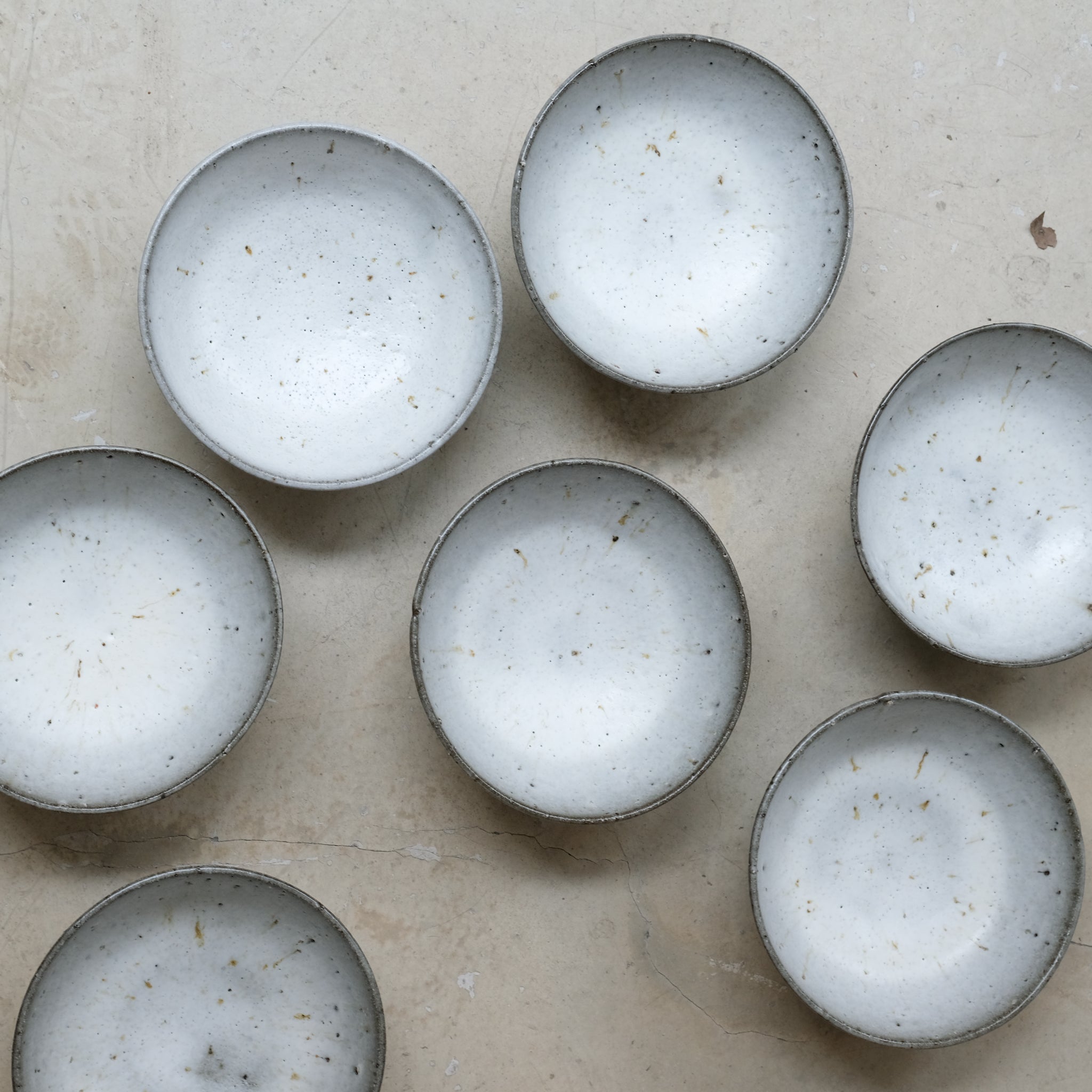 Bol en terre du Fuilet D 18cm - Blanc gris tacheté de Benoit Audureau chez Brutal Ceramics