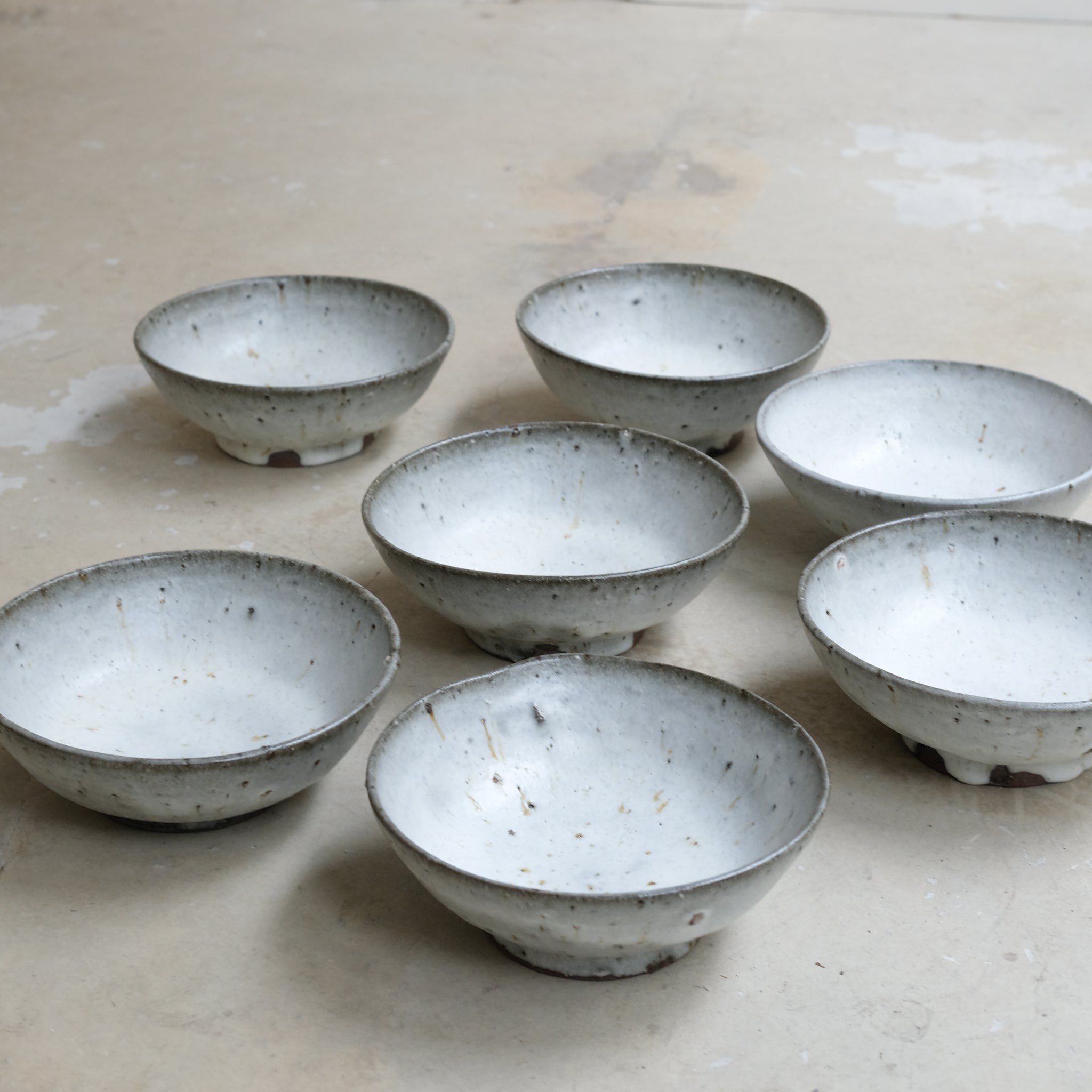 Bol en terre du Fuilet D 18cm - Blanc gris tacheté de Benoit Audureau chez Brutal Ceramics