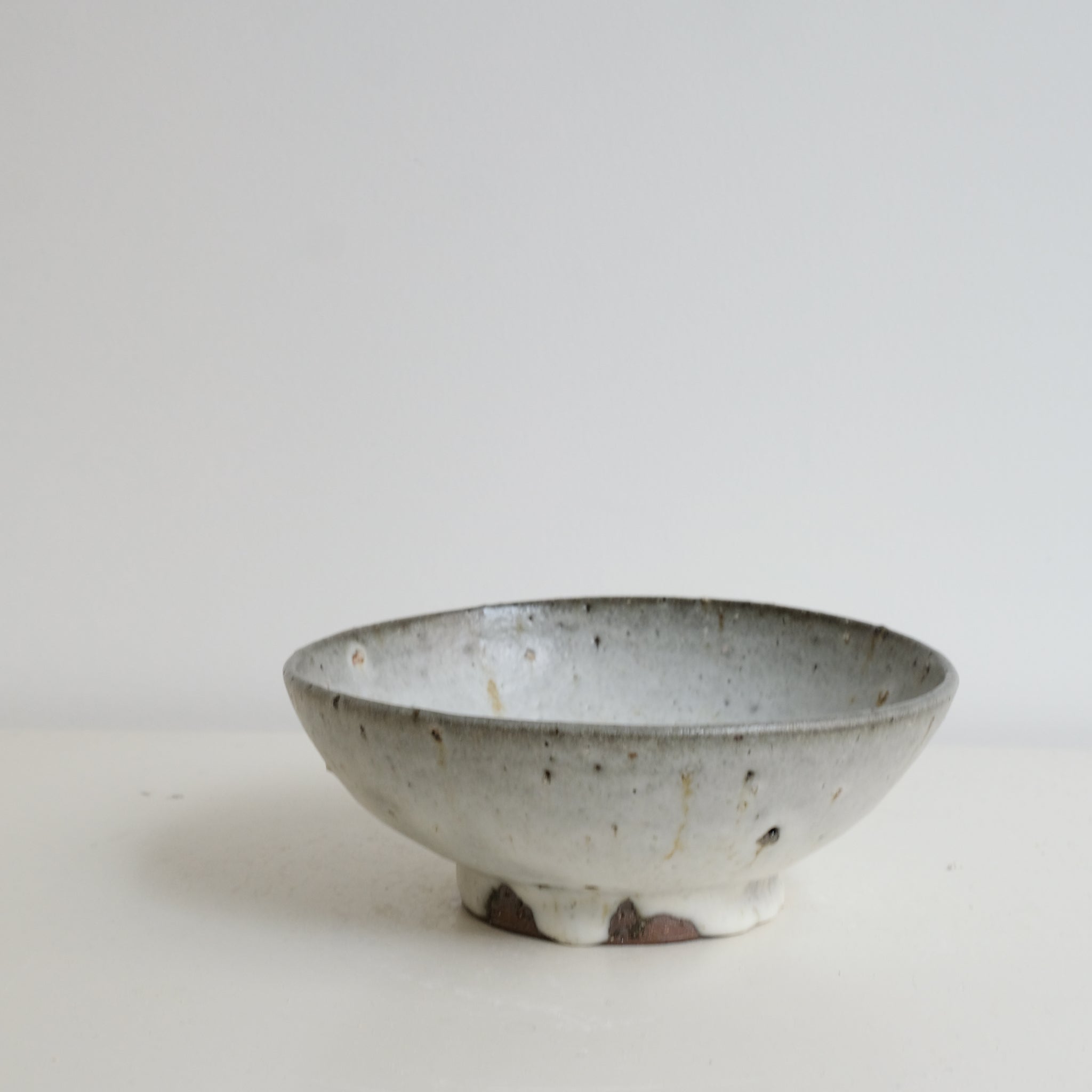 Bol en terre du Fuilet D 18cm - Blanc gris tacheté de Benoit Audureau chez Brutal Ceramics