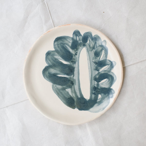 Assiette 01 D 18,5cm - eau de pluie et encre de Cindy Liao Rasamoelina chez Brutal Ceramics