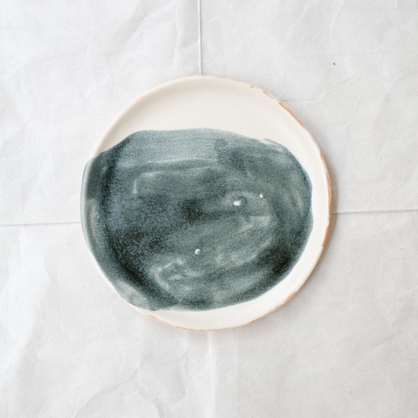 Assiette 02 D 18,5cm - eau de pluie et encre de Cindy Liao Rasamoelina chez Brutal Ceramics
