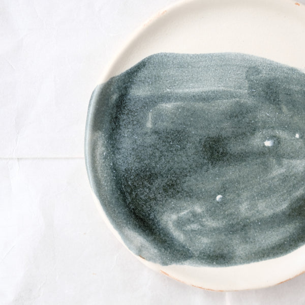 Assiette 02 D 18,5cm - eau de pluie et encre de Cindy Liao Rasamoelina chez Brutal Ceramics