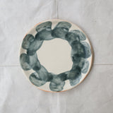 Assiette 03 D 18,5cm - eau de pluie et encre de Cindy Liao Rasamoelina chez Brutal Ceramics