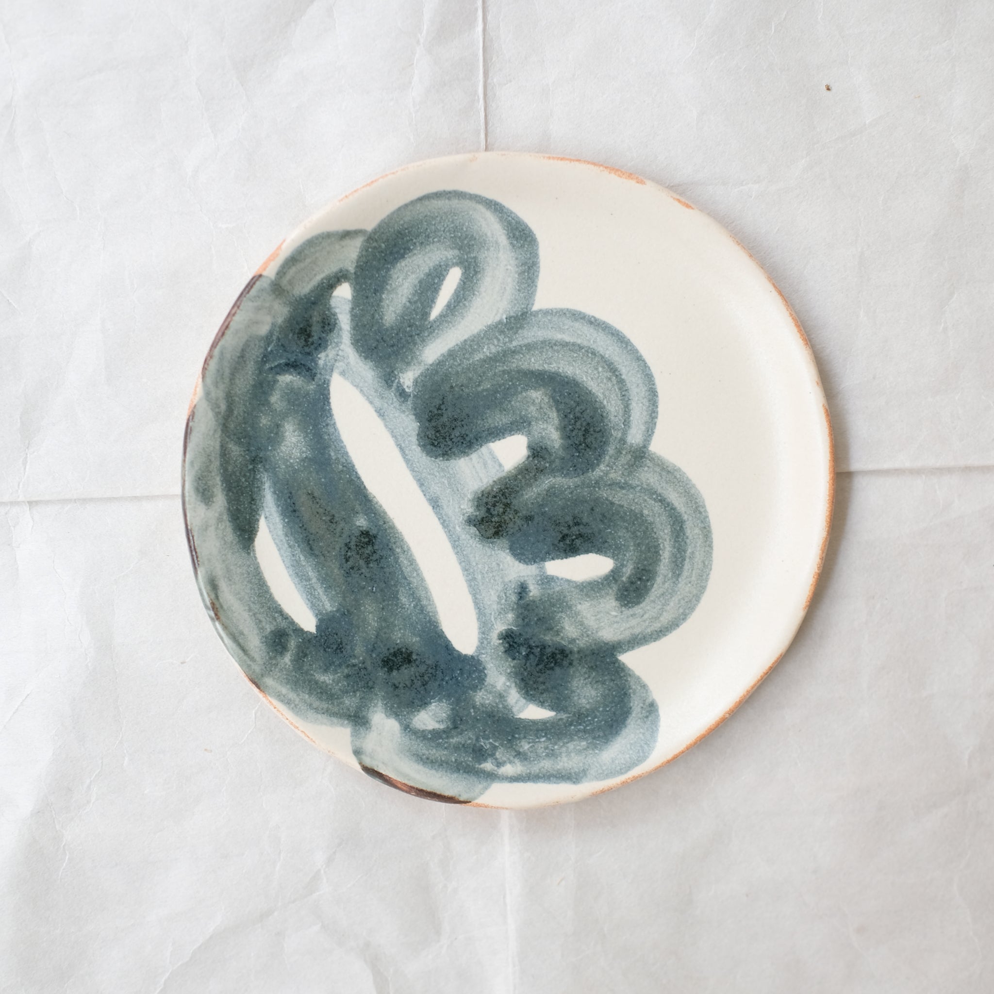 Assiette 04 D 18,5cm - eau de pluie et encre de Cindy Liao Rasamoelina chez Brutal Ceramics