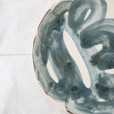 Assiette 04 D 18,5cm - eau de pluie et encre de Cindy Liao Rasamoelina chez Brutal Ceramics