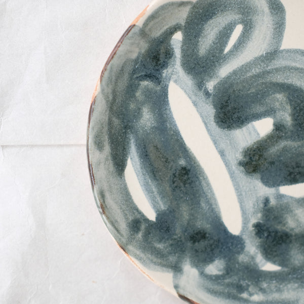 Assiette 04 D 18,5cm - eau de pluie et encre de Cindy Liao Rasamoelina chez Brutal Ceramics