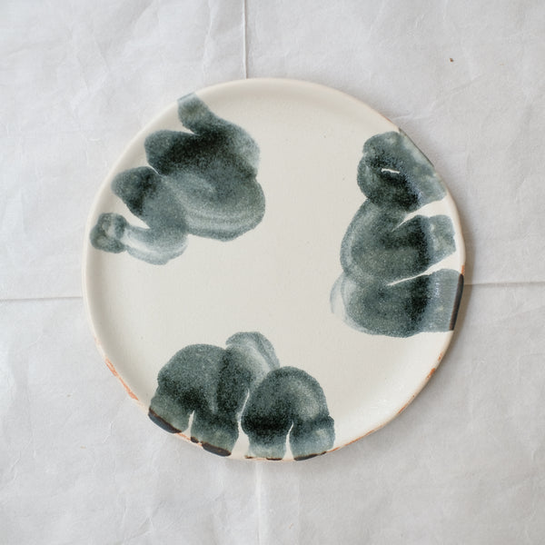 Assiette 06 D 18,5cm - eau de pluie et encre de Cindy Liao Rasamoelina chez Brutal Ceramics