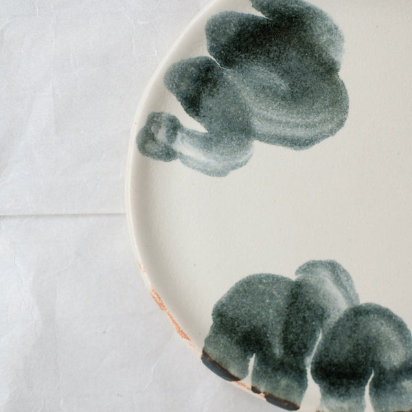 Assiette 06 D 18,5cm - eau de pluie et encre de Cindy Liao Rasamoelina chez Brutal Ceramics