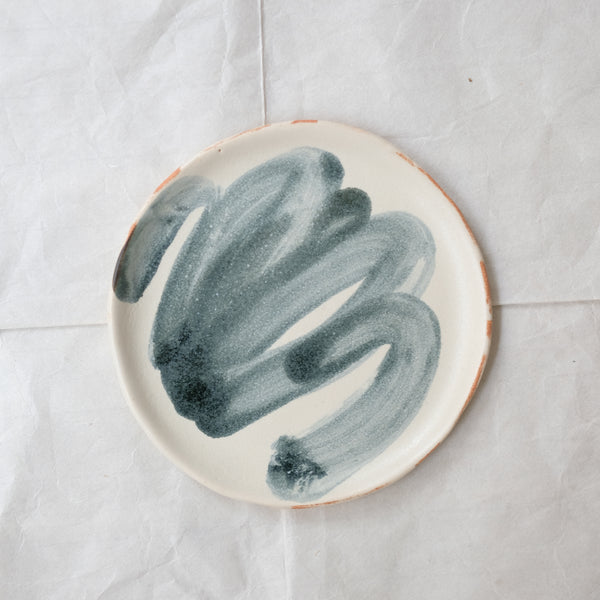 Assiette 07 D 18,5cm - eau de pluie et encre de Cindy Liao Rasamoelina chez Brutal Ceramics