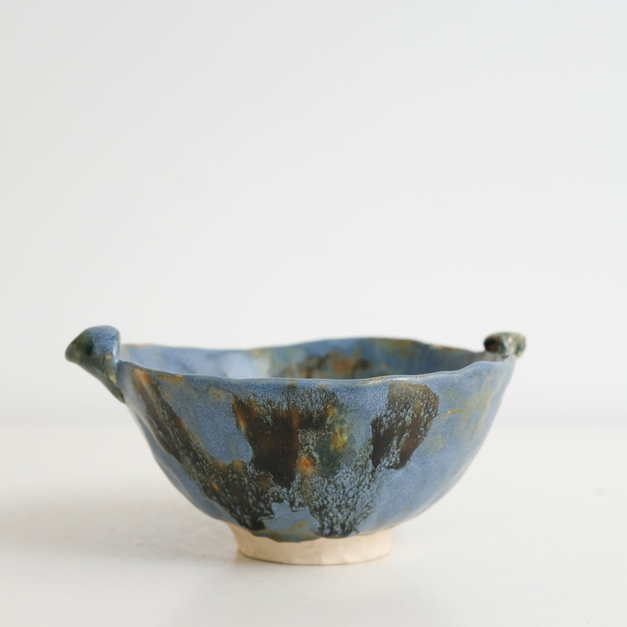 Bol à oreilles en grès blanc D 11cm - bleu-vert et ambre de Cindy Liao Rasamoelina chez Brutal Ceramics