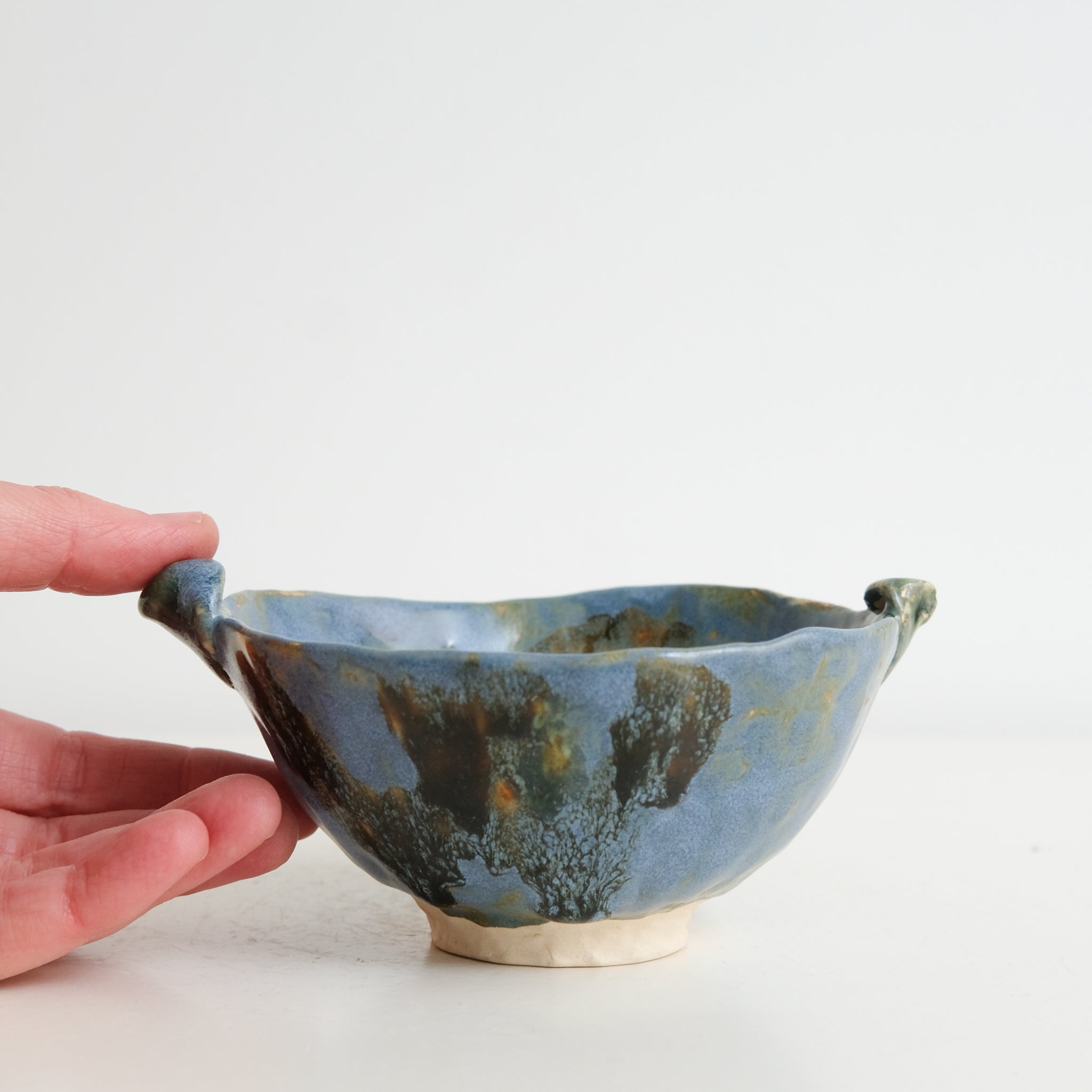 Bol à oreilles en grès blanc D 11cm - bleu-vert et ambre de Cindy Liao Rasamoelina chez Brutal Ceramics