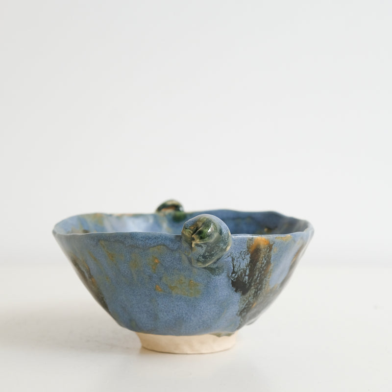 Bol à oreilles en grès blanc D 11cm - bleu-vert et ambre de Cindy Liao Rasamoelina chez Brutal Ceramics